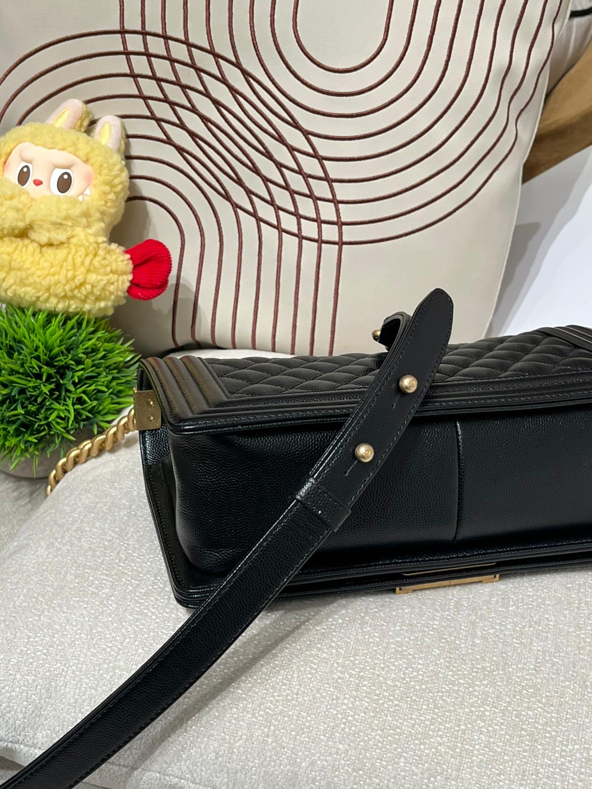 Chanel boy medium 25cm A67086 黑色魚子醬牛皮復古金扣 100%Authentic, 95%new ✅ 21年香港專門店收據✅30card ✅dust bag ✅box