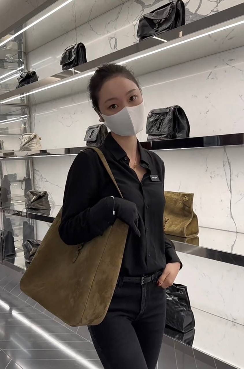 销量王🔥仅剩少量❗️ ys1 hobo bag腋下包大号麂皮麦绿金💴 我和你们说，这只包看着普普通通 但是上身是真的很好看！ 第一次看到他们家有这种慵懒的腋下包 反绒双色牛皮➕胎牛皮内里 又轻容量又大，真的很～～好背 大号真的无敌慵懒和随性 这只包的灵魂在于圆滚滚中又有型 市场很多做得太挺括硬朗，那种货打咩啊❌ ZP开发⚠️全套包装哦～ 31×30×13cm753837m