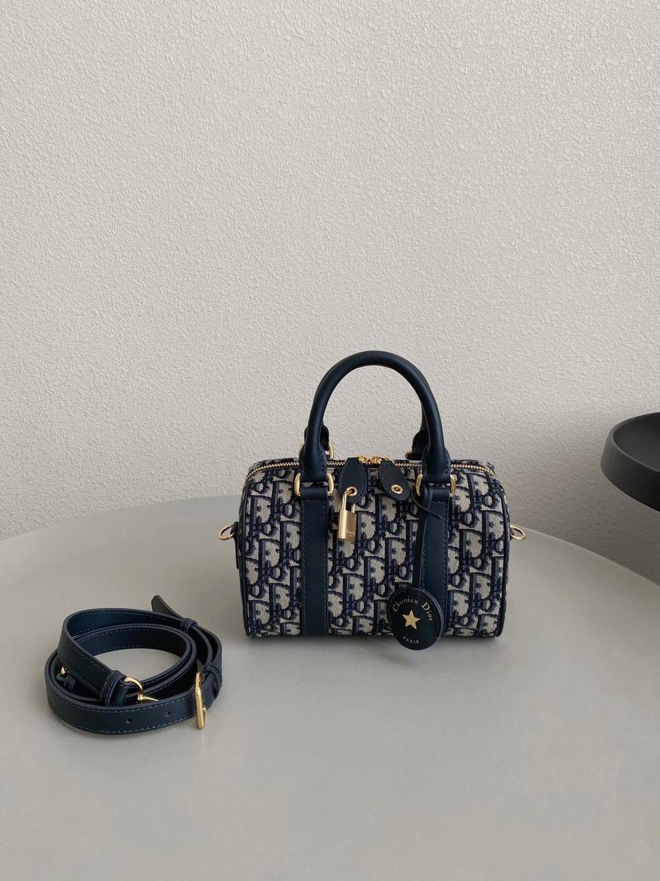 🈶老花蓝 𝗗𝗜𝗢𝗥 𝐠𝐫𝐨𝐨𝐯𝐞手袋·20 枕头包大家都知道 唯一的缺点就是能装 抗造hhh～ 最近最火热度最高的一定是𝙳𝚒𝚘𝚛 𝚐𝚛𝚘𝚘𝚟𝚎 当之无愧了吧！ mini小巧可爱， 最火爆 小号实用性强，推荐五颗⭐ 中号率性酷飒，适合165cm以上的妹子 日常出门容量绰绰有余 20.5 x 13.5 x 12cm #7023m