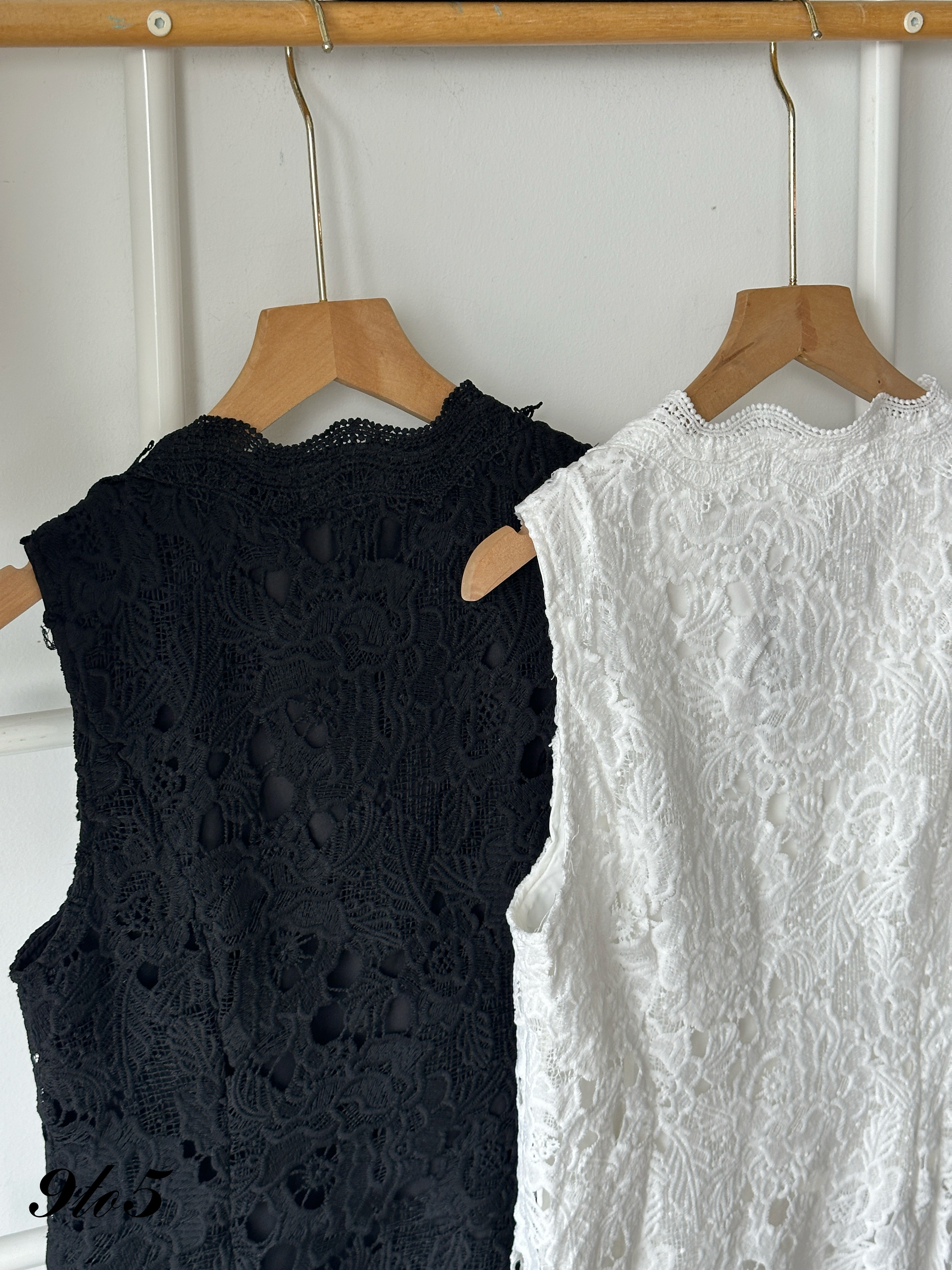 T4216 Sleeveless Floral Top - Black & White