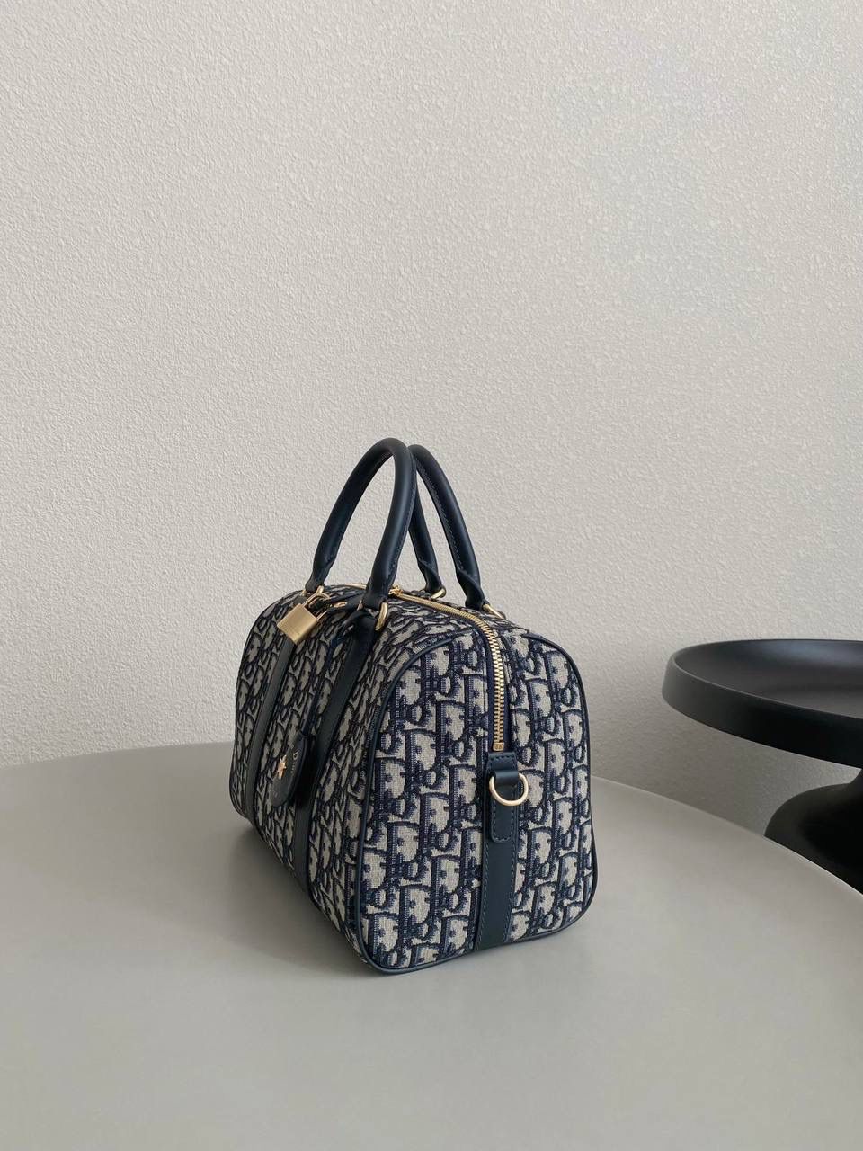 🈶老花蓝 𝗗𝗜𝗢𝗥 𝐠𝐫𝐨𝐨𝐯𝐞手袋·25 枕头包大家都知道 唯一的缺点就是能装 抗造hhh～ 最近最火热度最高的一定是𝙳𝚒𝚘𝚛 𝚐𝚛𝚘𝚘𝚟𝚎 当之无愧了吧！ mini小巧可爱， 最火爆 小号实用性强，推荐五颗⭐ 中号率性酷飒，适合165cm以上的妹子 日常出门容量绰绰有余 25 x 19 x 15cm #7023m