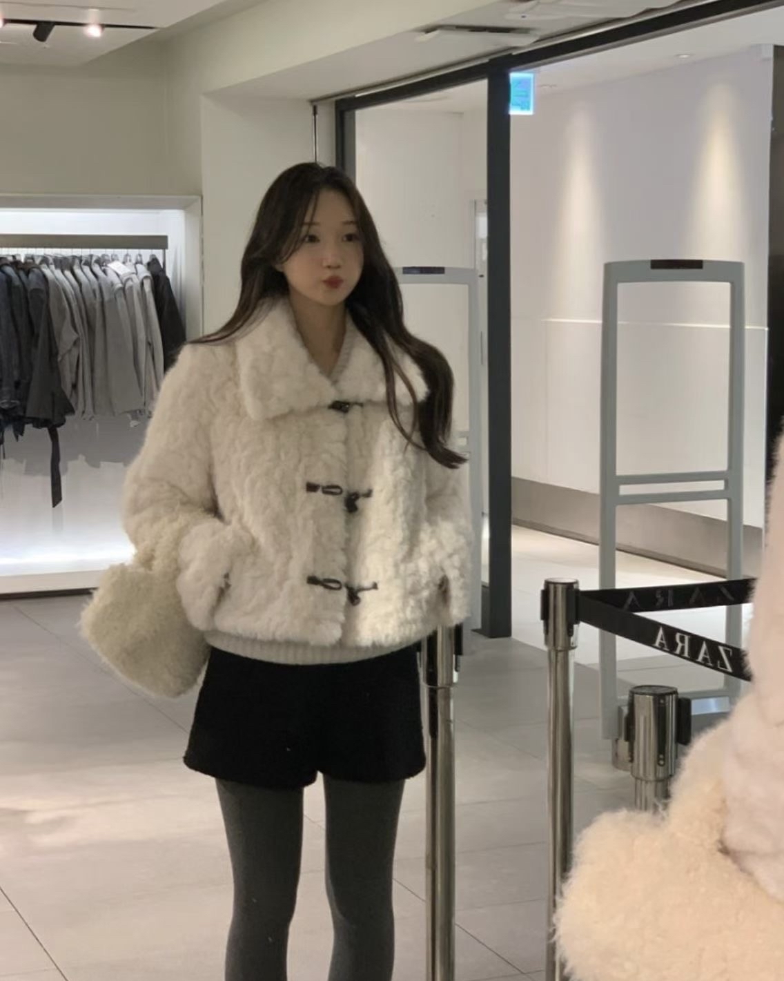 【 🐑 店主自留!🤍超加分的大反領！雪球羊角鈕扣毛毛短版外套💭 】 Jumping into Snow Outer(一色入)