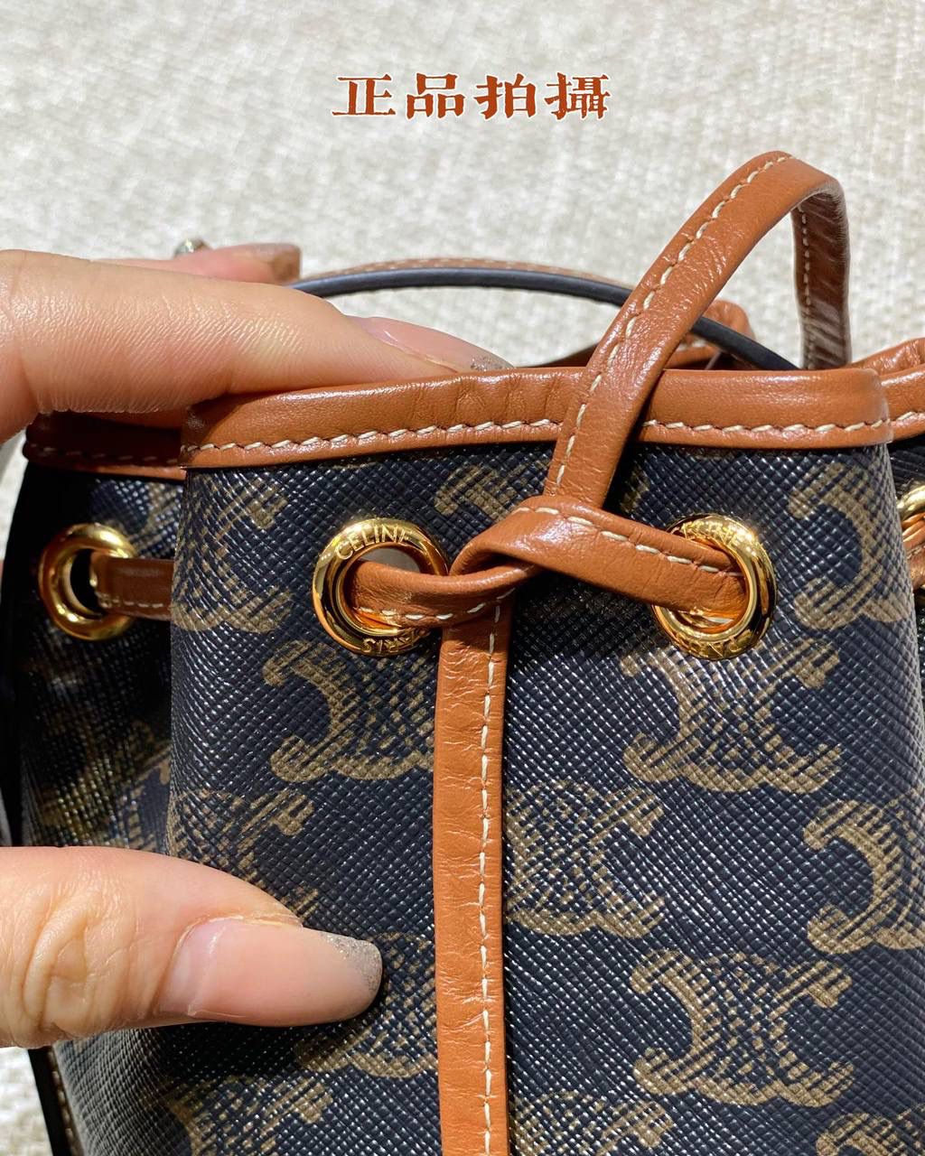 𝐂𝐄𝐋𝐈𝐍𝐄 ♥ 𝐓𝐑𝐈𝐎𝐌𝐏𝐇𝐄 𝐂𝐀𝐍𝐕𝐀𝐒 𝐌𝐈𝐂𝐑𝐎 𝑪𝒆𝒍𝒊𝒏𝒆新推出的超𝒎𝒊𝒏𝒊抽绳水桶包，怎么可以这么可爱啊啊啊❗️真的又Q又萌可爱到爆炸‼️背上身可太洋气了🥳各种凹造型 时髦精上线～ 型号：10H492 尺寸：9*17*9cm