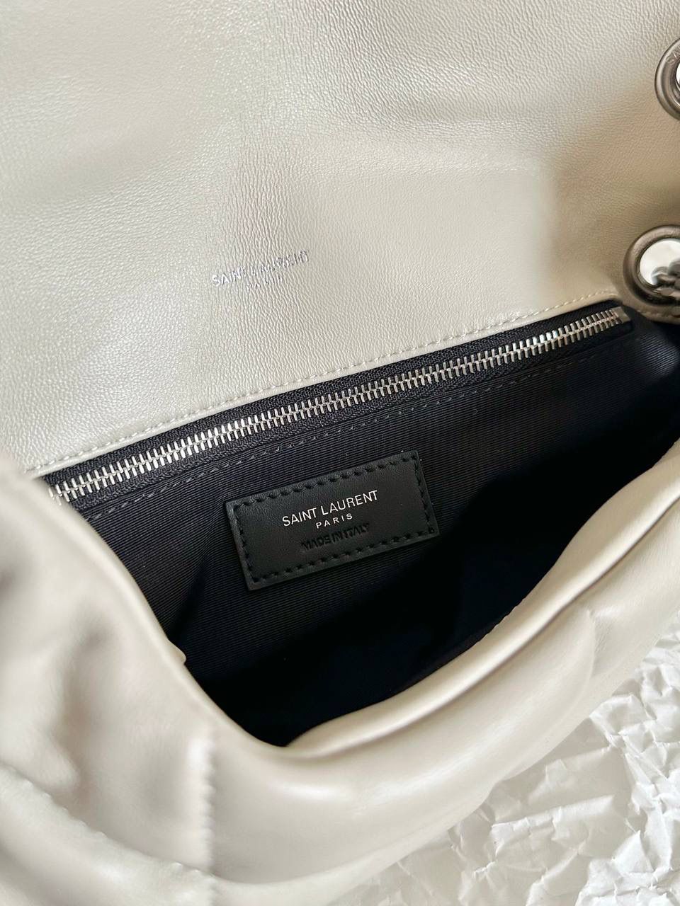 ys1 loulou puffer绗缝羊皮包：小号白银💭 每家每户都有出个软绵绵的云朵包 它能从中脱颖而出有它的道理 特别洋气千金风，上身是真好看！ 小羊皮手感也软乎乎的很舒服 自重轻容量大～ 通勤日常都no problem☺️ 29×17×11cm577476m