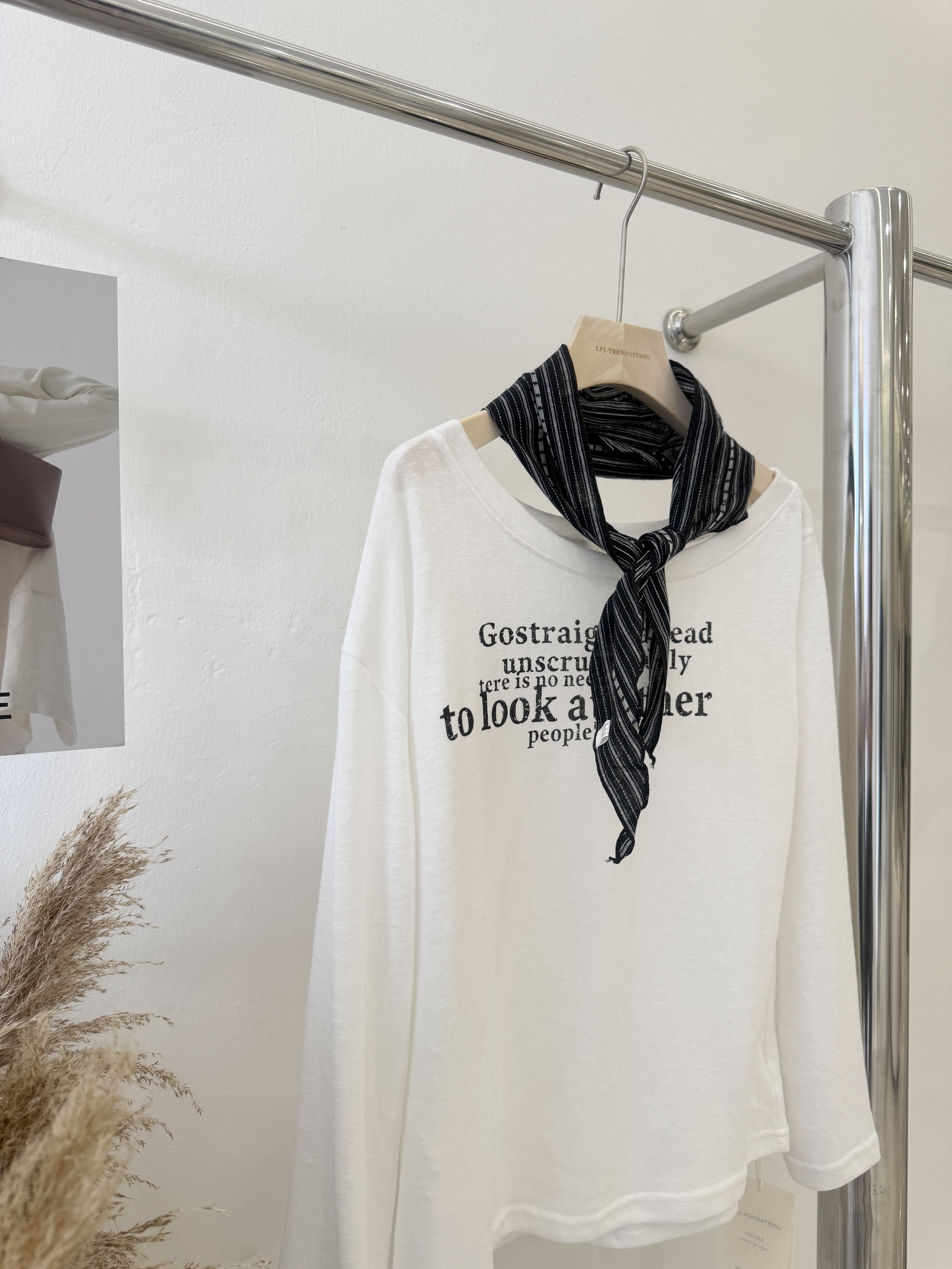 6407 爆款丝巾露肩上衣(送丝巾)