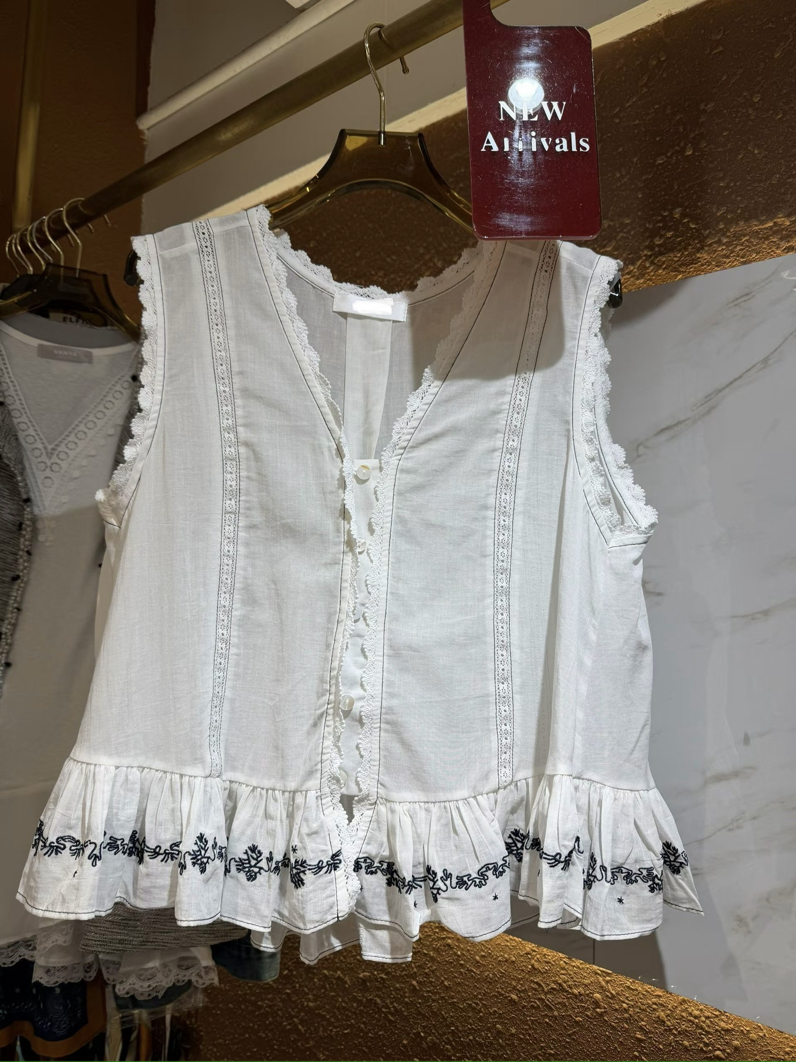 Ruffles 通花邊top