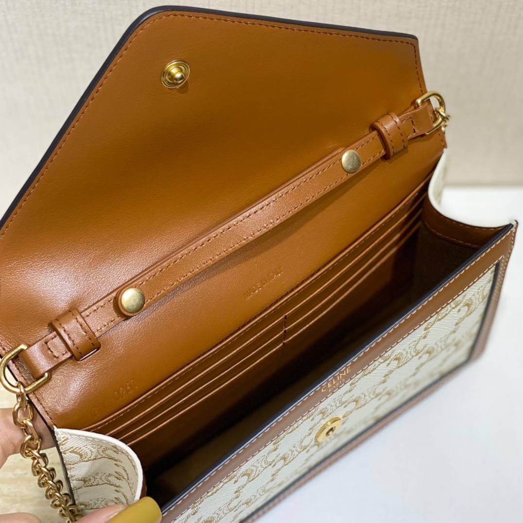🔥大货实拍图 𝗖𝗘𝗟𝗜𝗡𝗘♥𝗠𝗔𝗜𝗟𝗟𝗢𝗡链条信封包 型号：10H422 尺寸：19.5*13*4cm 白色老花+棕边秋冬背都很好搭～重点是外层帆布，里层牛皮，很耐造！喜欢😍