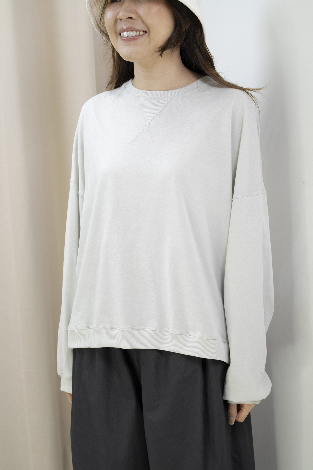 輕軟薄倒三角造型明線上衣（米灰色）