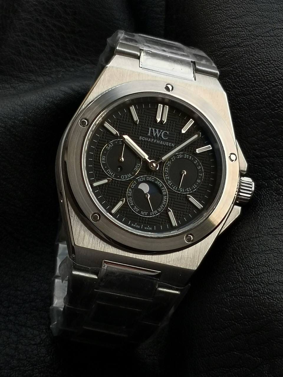 万国工程师系列万年历腕表，复刻界最复杂的腕表，所有功能同步原装，所有功能调节通过把头控制. 1⃣️【功能介绍】3点钟位置显示日历，9点钟位置显示星期，6点钟月份月相指针显示。 2⃣️【做工精细】外壳采用原版同样的三件套结构，中间拉丝，上下壳为抛光，镜面采用高成本的锅盖形蓝宝石，使其质感提升。 3⃣️【机芯性能】尺寸41.6mm,机芯采用天津机芯改82600，高效稳定，动力时间长达72小时以上，进行加装复杂的万年历模块，而且同步所有功能实现同步原装通过把头调节。 4⃣️【⚠️注意事项】由于万年历模块十分复杂在出货前都会调准时间，客户收到直接上链上手佩戴即可，⚠️请不要轻易乱调，由于机芯加装升级功能，调节需慢慢按调。