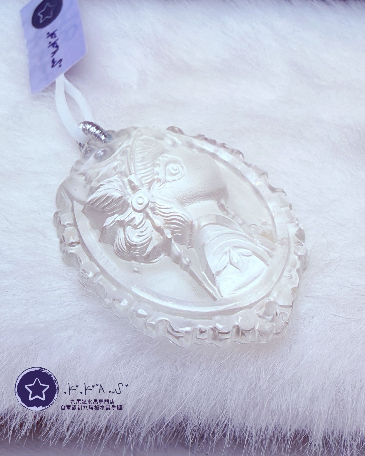 K00189 白水晶 半立體雕刻狐女孩 - 吊墜/手牌兩用款