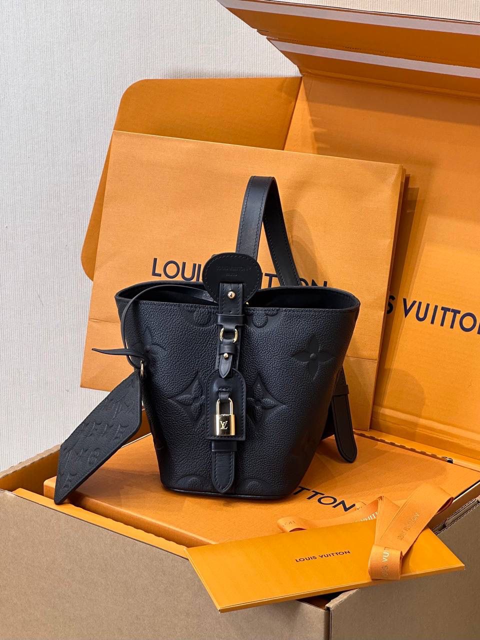 LV新出的All in BB👜✨ 真的爱！小小一只，却超能装，日常出门的东西都能塞下。老花配色简约又百搭，背法很多~手提，腋下，单肩，斜挎，随心搭！瞬间跳进包里变身千金 今天这款是全皮压纹款，别看包小小，但它自身的功能真的非常吸引人！首先包包自身本来就有4种的形态随你变换，蝴蝶结 你想放在哪儿都能给你设计明白 allin就是容量足够大，出门旅行你想拿什么都能给你装好，加上还有一个永不分离的子包，真的爱了爱了😍 尺寸：17*12*19开口处24