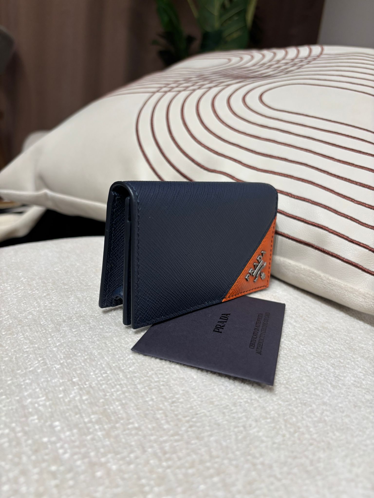 Prada card holder Calfskin,100%Authentic, 98%new tap ✅ certificate ✅ box