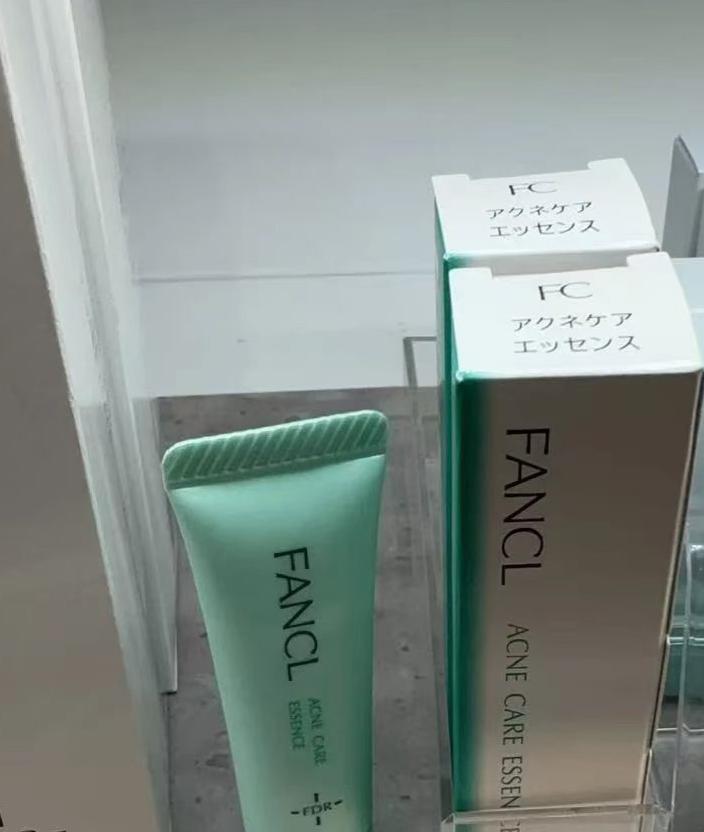 Fancl祛痘精華凝霜 痘痘肌必備！凝霜質地，很好塗開 前一晚塗在痘痘上，第二天痘痘就會乾晒
