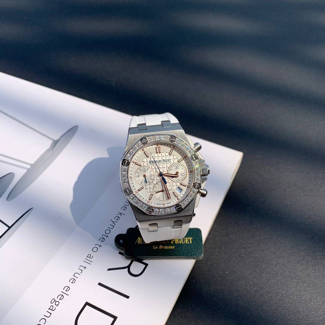 明星王子文同款，皇家橡树离岸系列计时腕表！目前在国内外女款热门之一市场正品一表难求，二手市场价格更是不断上涨！为了保证大家花最少的钱就能买最划算的表款，我们良苦用心！打造技术性攻破已做到壳可正品互换。真真正正做到原装一致！各方面非常谐调优秀！非常难得的款式希望你们不要错过😄