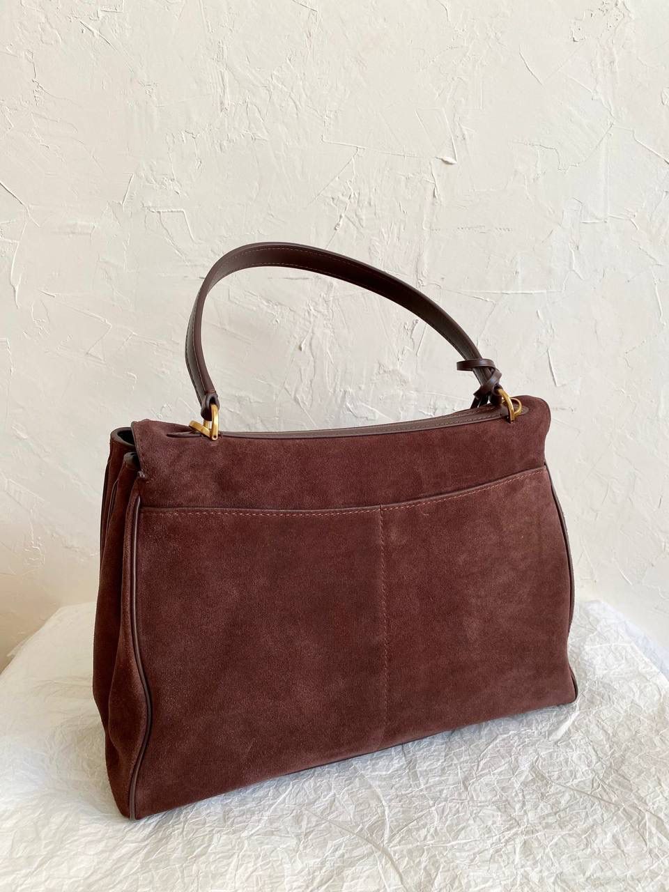 爆款🔥 ba1enciaga rodeo麂皮棕 中号🕰️ 闻着秋冬的味道，麂皮是时候登场了🍂 今年的最火元素一定是麂皮 而且是要棕色系 各种深棕浅棕，救命，都想拥有！ 感觉换上麂皮后整个包更加慵懒了有没有 非常有冬日氛围感，反正我先爱了☺️ 还是那句话，我们家的麂皮 你们就放一百个心好了 柔韧的手感➕反绒双色效果 质感不好你来找我！ 说实话，这个包真不好做 为了这个版型我们特地去找了我们合作手工最好的师傅来做这只包，手工费也是真的贵... 得版型则得天下 和市场普通的仿货绝对不一样 你们到时对比就知道 爆款不用快，精雕细琢，买到对的更重要🔥‼️ 小号：28.9×20×9.9cm789779m 中号：35×23.3×10.9cm789772m