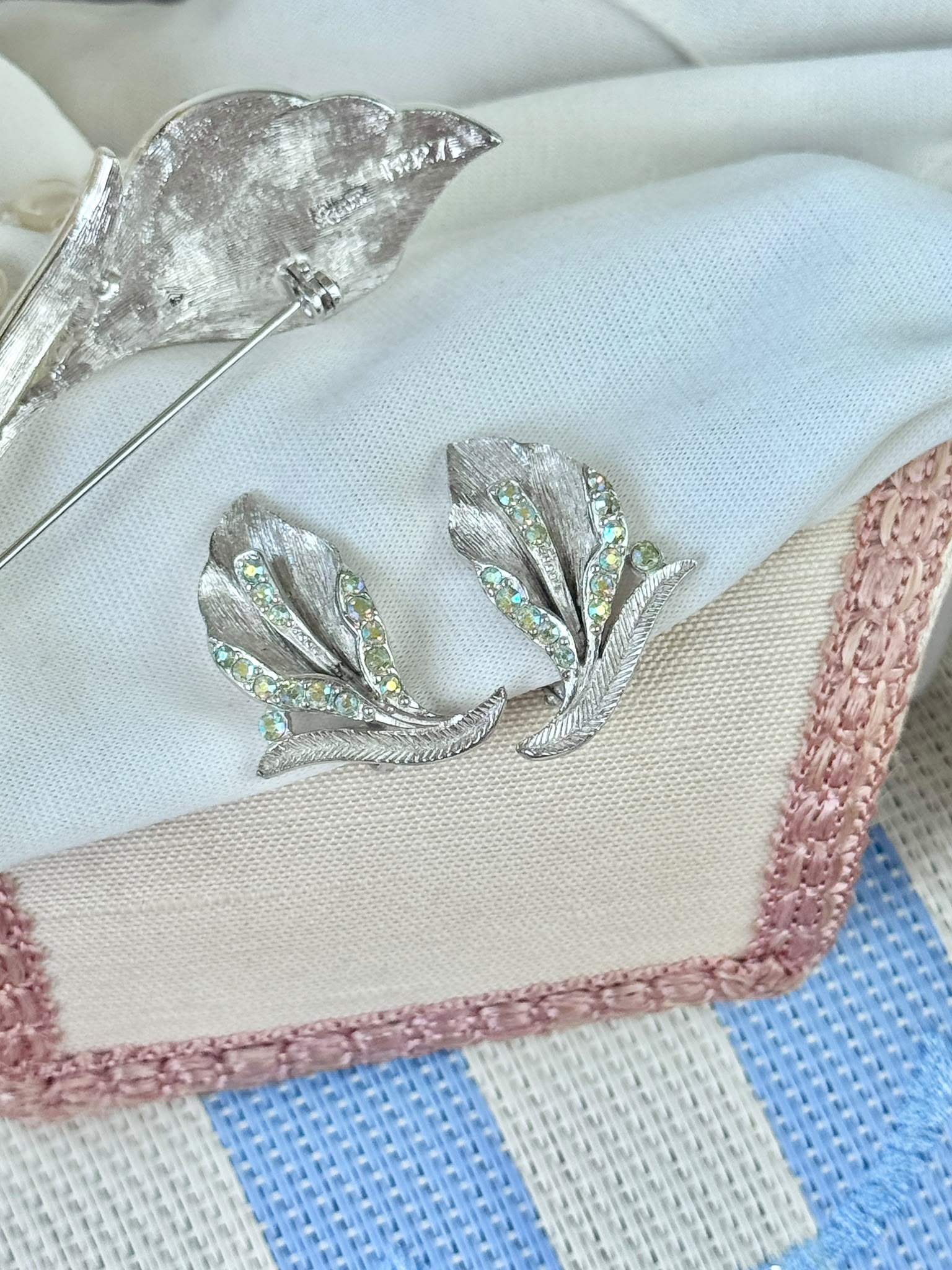 C.a.1950-70s Avon Aurora Borealis lily-inspired floral Brooch & Clip Earrings Jewelry Set (MT2602)