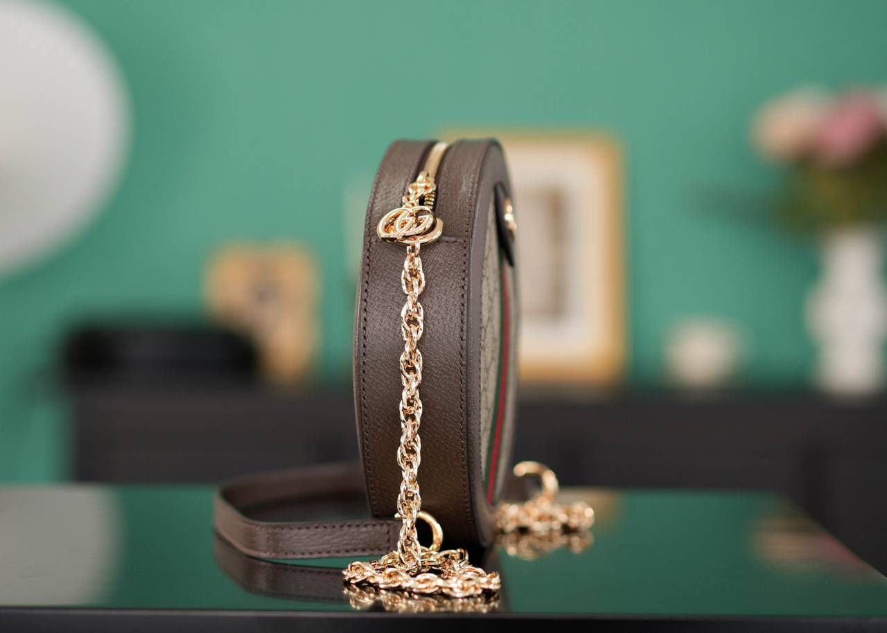 🥯Ophidia系列GG圆形迷你肩背包 圆饼18cm 正品售价,300 GG Ophidia爆款小圆饼，经典的双G花纹搭配红绿织带，整个包满满的复古风，圆饼的手感很好，不会很硬，包型却很挺括，容量也超大，手机粉饼钱包都不是问题，Iplus也可以放哦！ 官方款号 550618 尺寸：18x18x4.5cm