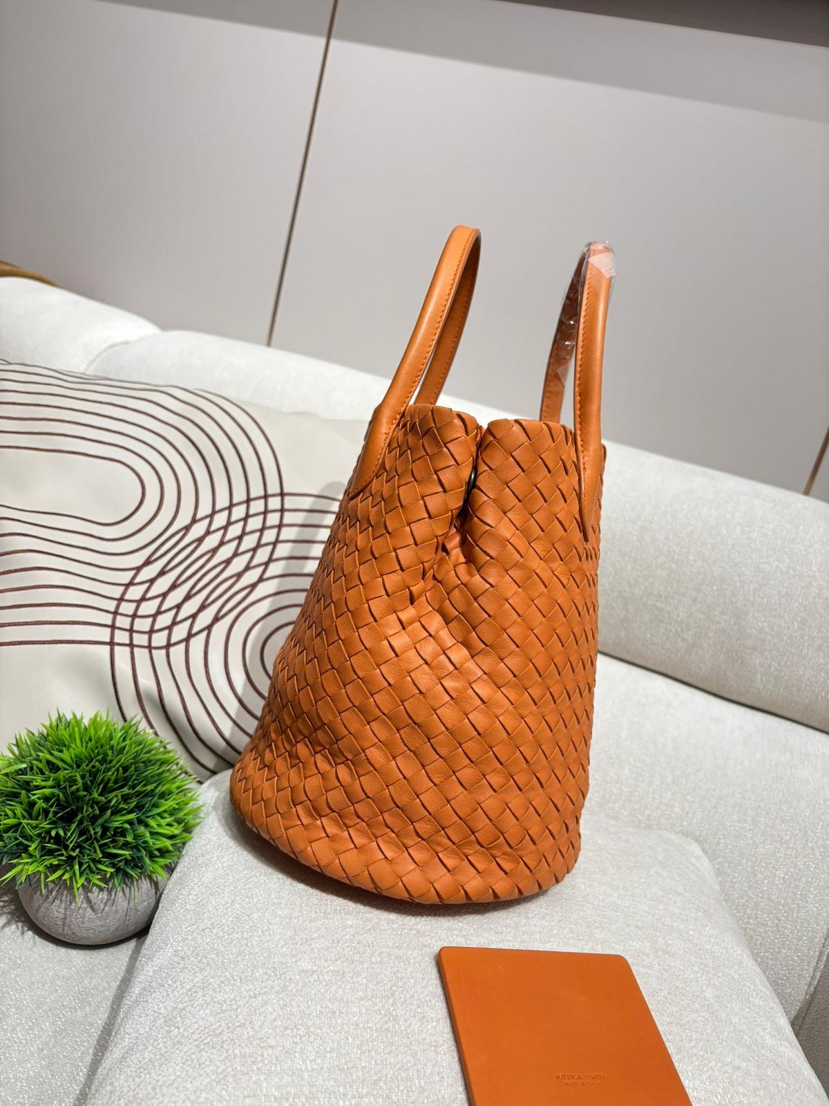 Bottega Veneta BV Bucket Bag 100%Authentic, 90%New