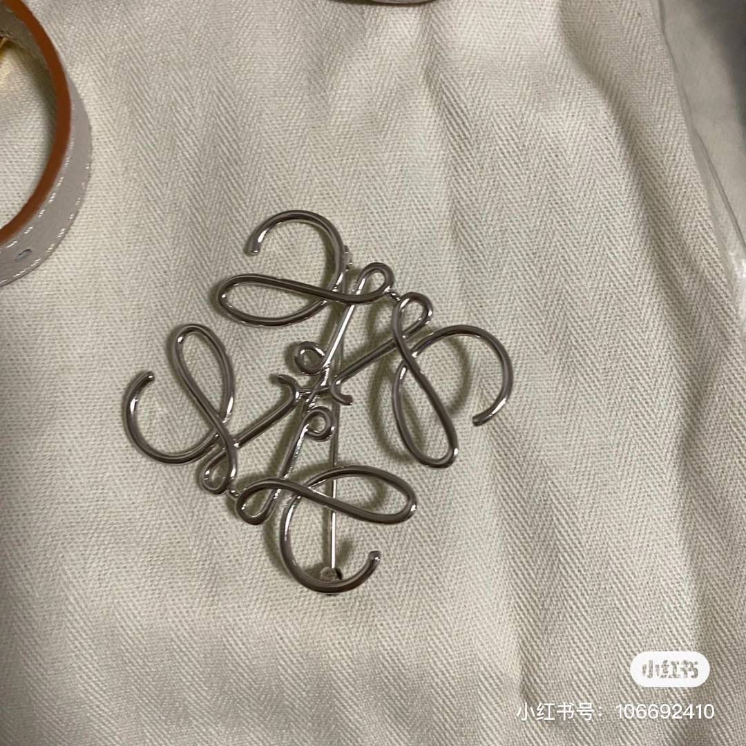 👑人气单品: LOE饰品胸针👑💏【金色/银色】 ❤️纯黄铜，真空电镀18K真金，纯德国进口设备铸造，精湛的手工艺，顶级还原。👌🏻 ❤️尺寸约5.1*4.7*0.15cm