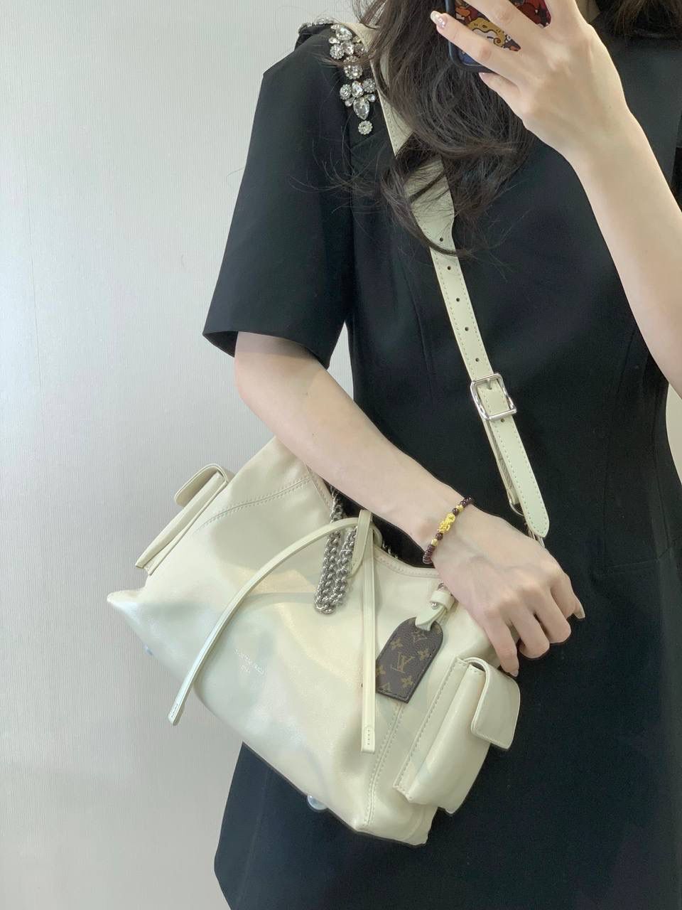 LV奶白色 Carryall👜✨ 噢莫噢莫！！ 奶白色的也太乖太奶了 一整个大心动了！！！ 全皮质感高级感满满💯 而且肩带是老花的 真的太爱了！🥹❤️