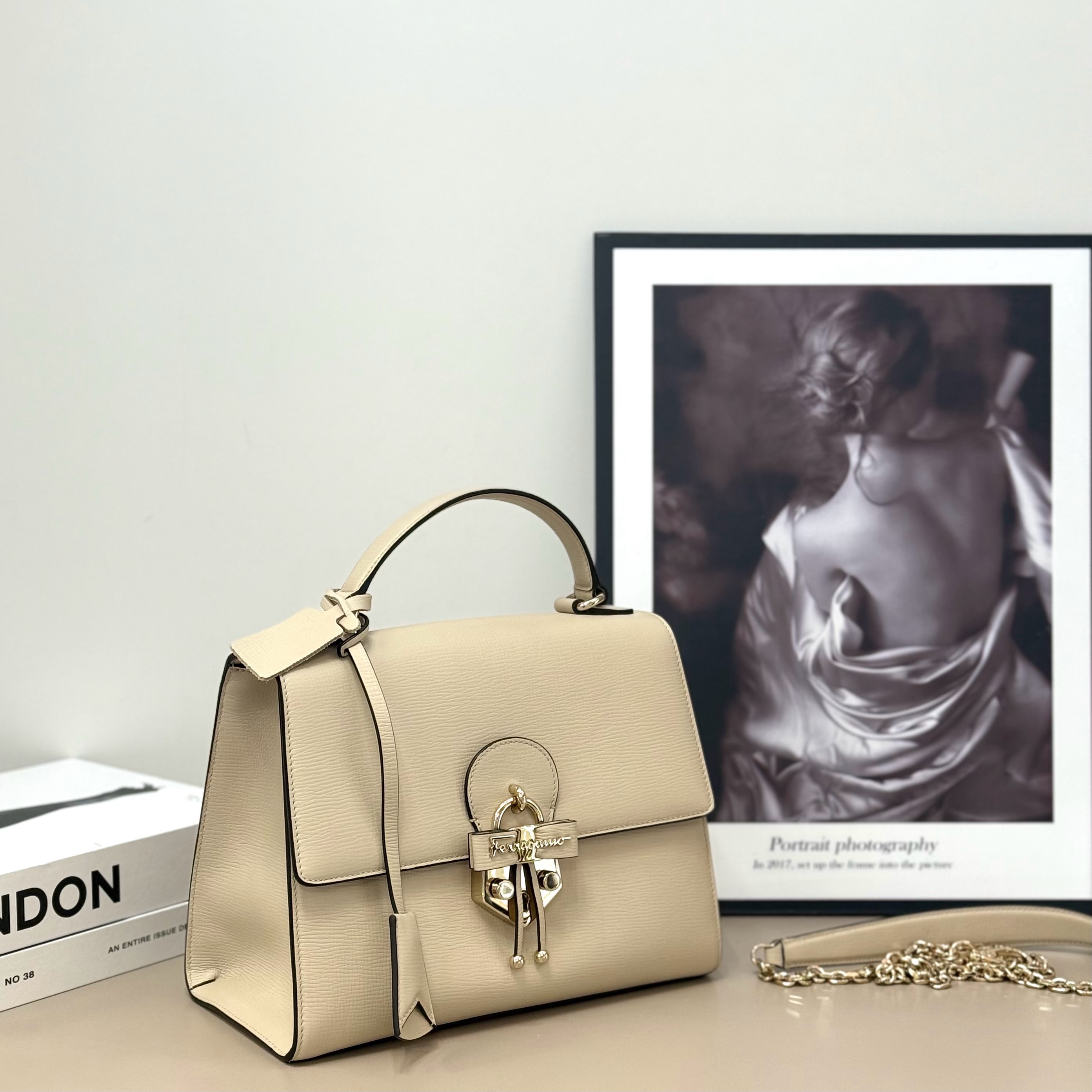 【預訂貨品】閒置新⭐️  Ferragamo Letty系列米白色牛皮斜孭包