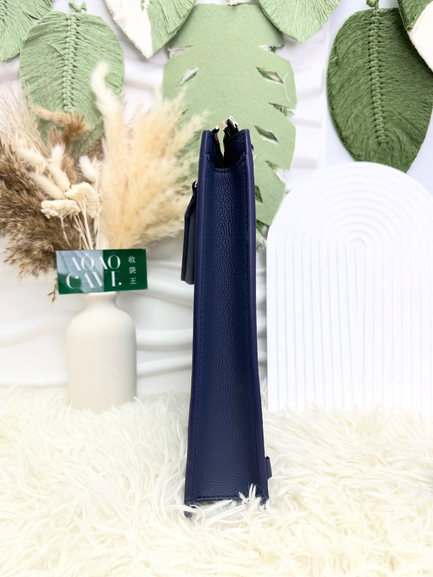 lv👜 PRE OWNED 🛍️ 藍米琴譜袋 特別版 有肩帶  Size: 24*6*28cm 配件 -肩帶🫶🏻  優惠價 $14980  #收袋王  喜歡的話快點pm/whatsapp 我們💓 銷售熱線51111 321（whatsapp)  我們服務包括有：手袋飾物回收、手袋置換(一換一、一換多也可以） 、專業手袋鑑證、專業手袋護理 Is 購買方法 🏢親臨門市 荃灣南豐中心15樓1521室（荃灣地鐵站a出口1分鐘到）敬請預約 ❤️只賣正品正貨，任驗💓🫰🏻 ❤️‍🔥本店為香港註冊公司絕對真貨，信心保證👍🏻 🫰🏻本店設有鑑證服務，有駐場鑑證師  ✨歡迎追蹤我哋各個平台緊貼最新優惠x貨品🔥😍 👇🏻👇🏻👇🏻👇🏻👇🏻👇🏻👇🏻👇🏻  ⭐️Instagram: aoaocave  🌈Facebook: aoaocave收袋王  🔥Carousell: acluxuryhk  👆🏻👆🏻👆🏻👆🏻👆🏻👆🏻👆🏻👆🏻  ___________________________  Disclaimer🫰🏻All trademarks and copyrights are reserved to the original brand holders. @AOAOCAVE sells only authentic goods and is not affiliated with any of the brands mentioned.  @AOAOCAVE 跟任何品牌無關，而且沒有持有任何品牌資版權，亦沒有與任何品牌合作。所有商標及版權歸屬於品牌坊所有，帖子只作分享用途。  #aoaocave #手袋回收 #名牌買賣