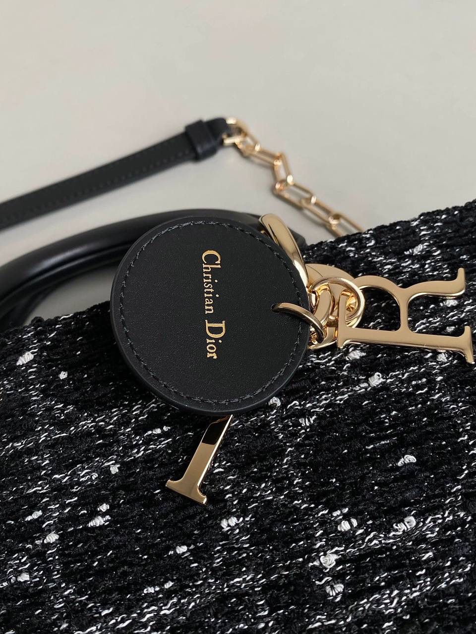 粗花呢中号🖤 𝗗𝗶𝗼𝗿 𝗗-𝗝𝗼𝘆 𝗯𝗮𝗴横款，新材质 去年12月入的原版开发面料 历经万苦反复调试好多遍，终于等到 工序繁琐多股线绣黑白粗花呢藤格纹理 真是一分钱一分货了，高成本低利润 带着十分的诚意开发的这系列 那种低调高贵气质就很抓人，喜欢死了 我个人觉得比小香的花呢更年轻化 时尚果然就是轮回，回归了一把中古戴妃 长方包形，短链条➕细长肩带直接封神！！ 复古时髦感超强，真是什么场合都可以把住 绝对是lady中的天花板了，强势出圈啦姐妹们🤩 26×13.5×5cm