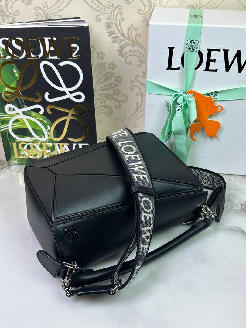 🅰️小号 𝗣𝘂𝘇𝘇𝗹𝗲最新版本❤️ ——（缎面/织带款） ✅经典拼图系列，不规则立体几何设计，最具辨识度的立体廓形和几何美学，顶级进口小牛皮搭配德国沙菲线，独家定制五金，𝗬𝗞𝗞拉链拉头 ✅容量超大，颜值高，四季百搭，新款自带可拆卸𝗟𝗢𝗘𝗪𝗘织带宽肩带‼️ 尺寸：𝟐𝟒-𝟏𝟔.𝟓-𝟏𝟎.𝟓𝐜𝐦 款号：061609织带黑色