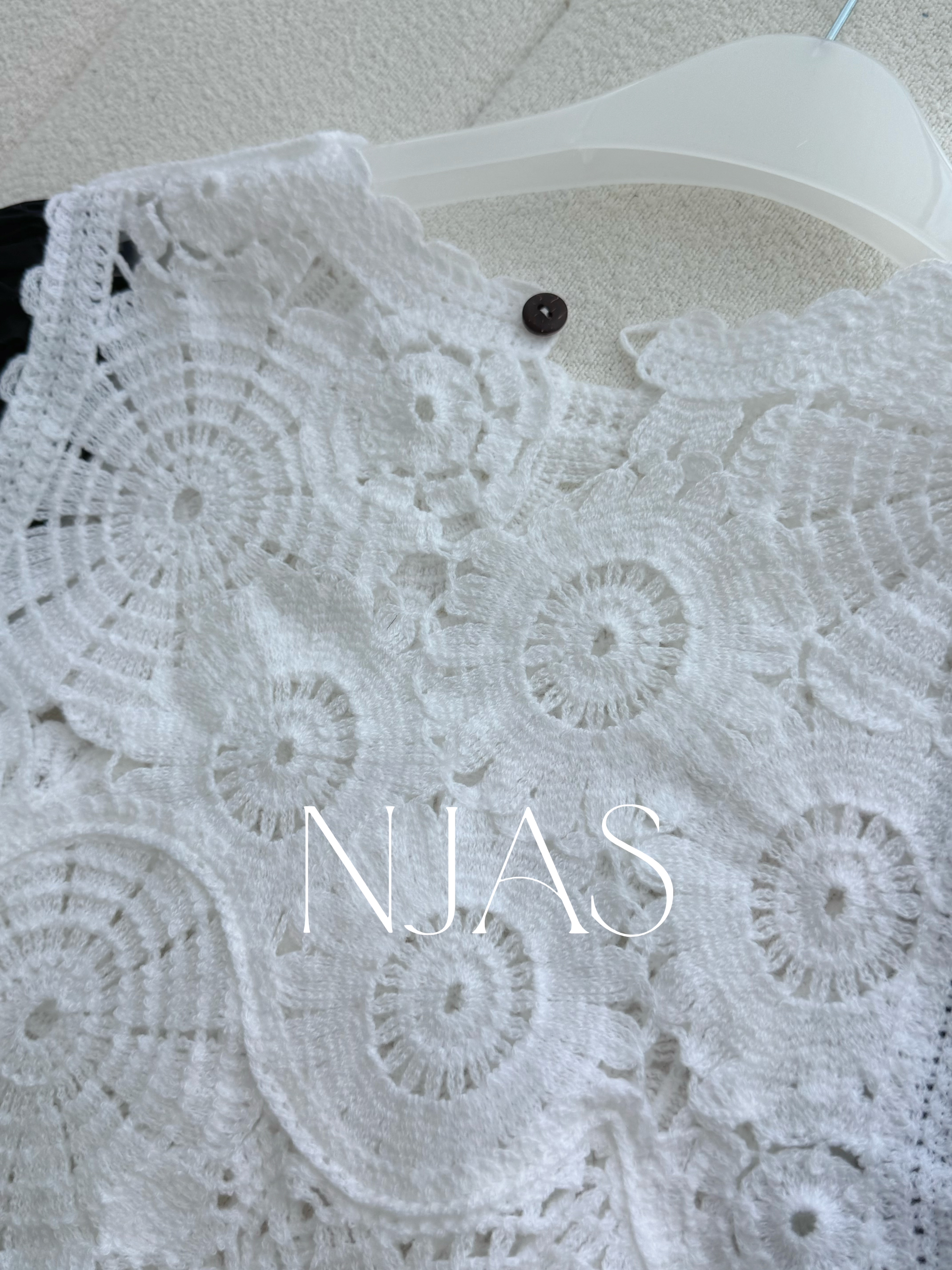 Crocheted puff sleeves blouse (Ivory)