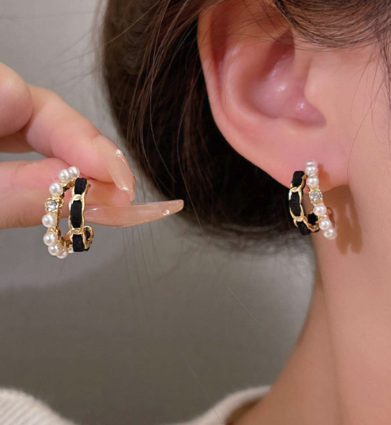 Black Velvet & Pearl Round Ear