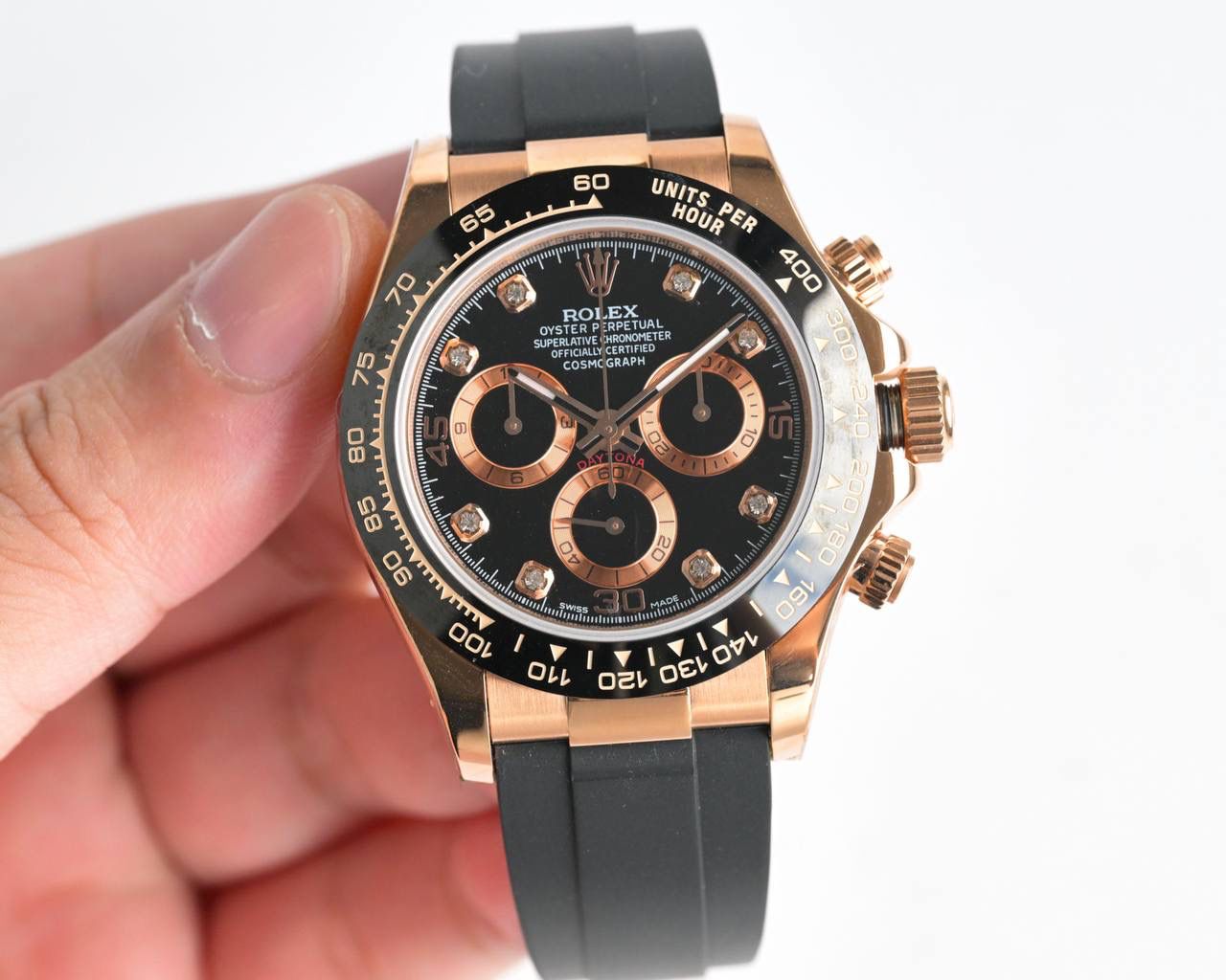 18k包金 现货供应 ROLEX-劳力士迪通拿系列 GTC中国国检检测证书，联网可查！一档调时 计时秒针 3字位9字位小针 功能原装一致！表壳原版开模，表盘尺寸40mm。厚度目前市面上最接近原装的 陶质实心外圈连计速刻度（采用真陶瓷工艺 刮不花 永不退色 质感和正品一致）功能盘字体和盘面logo采用叠加印刷工艺，从侧面观察会有微微隆起之感。盘面的底色纹路经过无数次过滤改正，确保百分百吻合与原装。其上的劳力士金属LOGO单独开模，无论是立体感还是圆润度均可PK原装 易读Chroma light夜光显示 配长效夜光物质。表镜平形蓝宝石水晶玻璃 抗刮损，效果绝不重影，吻合正品。⚠⚠六字位正品一致的有防伪的小皇冠👑（注意细节）表扣采用进口精钢1:1散件打磨而成 拉沙内侧 腐蚀劳力士钢印 外置正品一模一样的表扣保险环，完美在每一个细节！