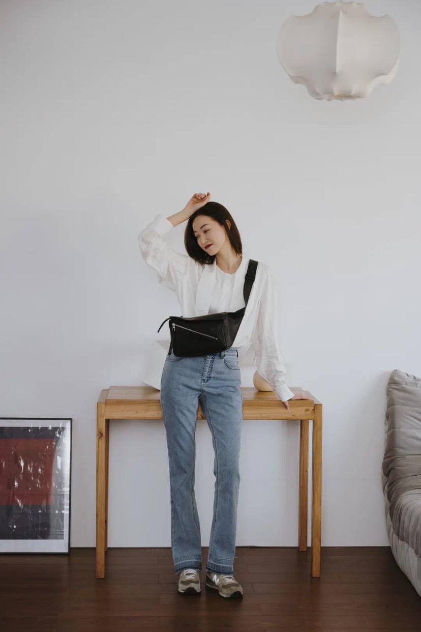 ⭐️最新升级版𝟮.𝟬-𝗣𝘂𝘇𝘇𝗹𝗲腰包⭐️ （黑色 到货‼️） 尺寸：𝟮𝟰-𝟭𝟬.𝟱-𝟭𝟲𝗰𝗺 款号：052343 👉🏻长方体形状和精确的切割技巧创造出Puzzle 腰包以及独特的几何线条成为 “Loe罗家”的著名代表作~ 👉🏻金属搭扣开合，刻有标志logo徽标，可调节肩带，翻盖大容量插袋和一个外部拉链口袋，🐂柔软细腻napa小牛皮，正品Ykk五金，Anagram压纹，人字纹棉麻帆布内里 👉🏻（男女♀♂同款）大小非常合适。胸包、背包、单肩、斜挎 腰包五种背法任你解锁🔒 👉🏻 （独家背景➕独家品质➕独家包装➕独家控制对版细节📦➕精致全套礼盒套装❤️） 重点：让你花最少的钱💰体验最大的仪式感❤️