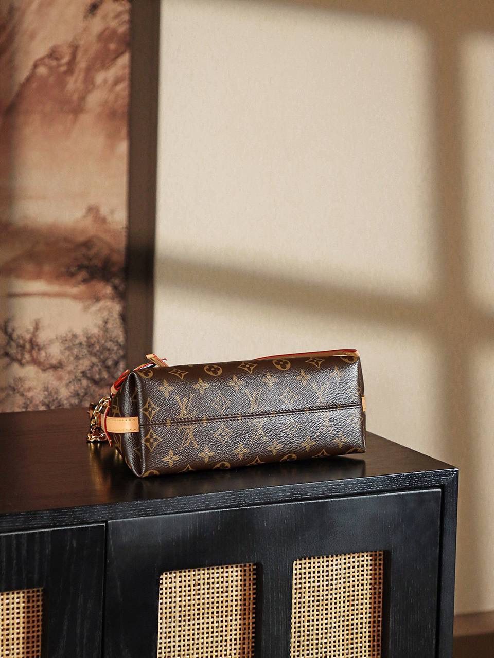 𝐂𝐀𝐑𝐑𝐘𝐀𝐋𝐋 𝐁𝐁芯片菱形跳动码系列🎀 延续了爆款𝑪𝒂𝒓𝒓𝒚𝒂𝒍𝒍家族系列， 再次新出大宠儿爆款𝑪𝒂𝒓𝒓𝒚𝒂𝒍𝒍 𝒃𝒃系列，真的是太太太好看了！ 上市的第一天直接处于断货王c位，🔥‼️ 华丽的外形体现出了高贵的气质，全新的设计不仅时尚且实用性超强！ 休闲随性慵懒风，颜值直接封神，作为日常通勤包都是绝佳的选择！👍💯 五金材质：厚镀纯钢𝟐𝟒𝒌五金 皮料材质：法国原厂皮面料【芯片版】 尺寸详情：𝟏𝟕*𝟏𝟎*𝟐𝟔𝐜𝐦