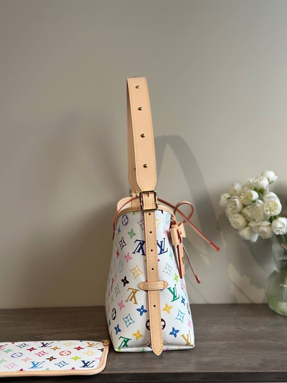 LV 白三彩 Carryall 👜✨ 这是那种—— 一背上街，别人会多看你两眼的包 🌈 白底三彩像把颜色撒进 Monogram 里， 樱花、熊猫跳出来那一刻， 整个包都在发光 ☀️ 不是甜腻，是很有态度的可爱。 Carryall BB 包型软软的、容量却很能装， 通勤不无聊，出游更加分。 蝴蝶结、链条点缀得刚刚好， 甜酷之间拿捏得很准。 如果你已经看腻普通老花， 那这只，就是春天给你的答案 🌸 📏 25 × 31 × 14 cm