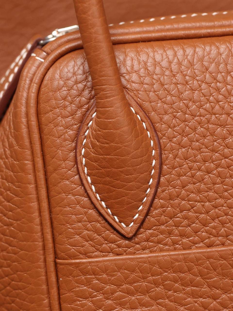 Hermes 爱马仕 Lindy 26cm 金棕银扣👜✨ Lindy 独家渠道货 独家欧洲原厂皮原厂五金组装的ZP尾单货 尺寸：26*18*14 cm Lindy是采用原厂的正品TC皮，什么是TC皮？ 爱马仕专用的clemence,简称tc皮，是Hermes最受欢迎的皮革之一，颜色会比Togo少一些，但是纹路比Togo细腻，含油更高，更软，因此稍稍有些下垂感的特点。 欣赏独家货源的美 闭眼入😍🤭👍