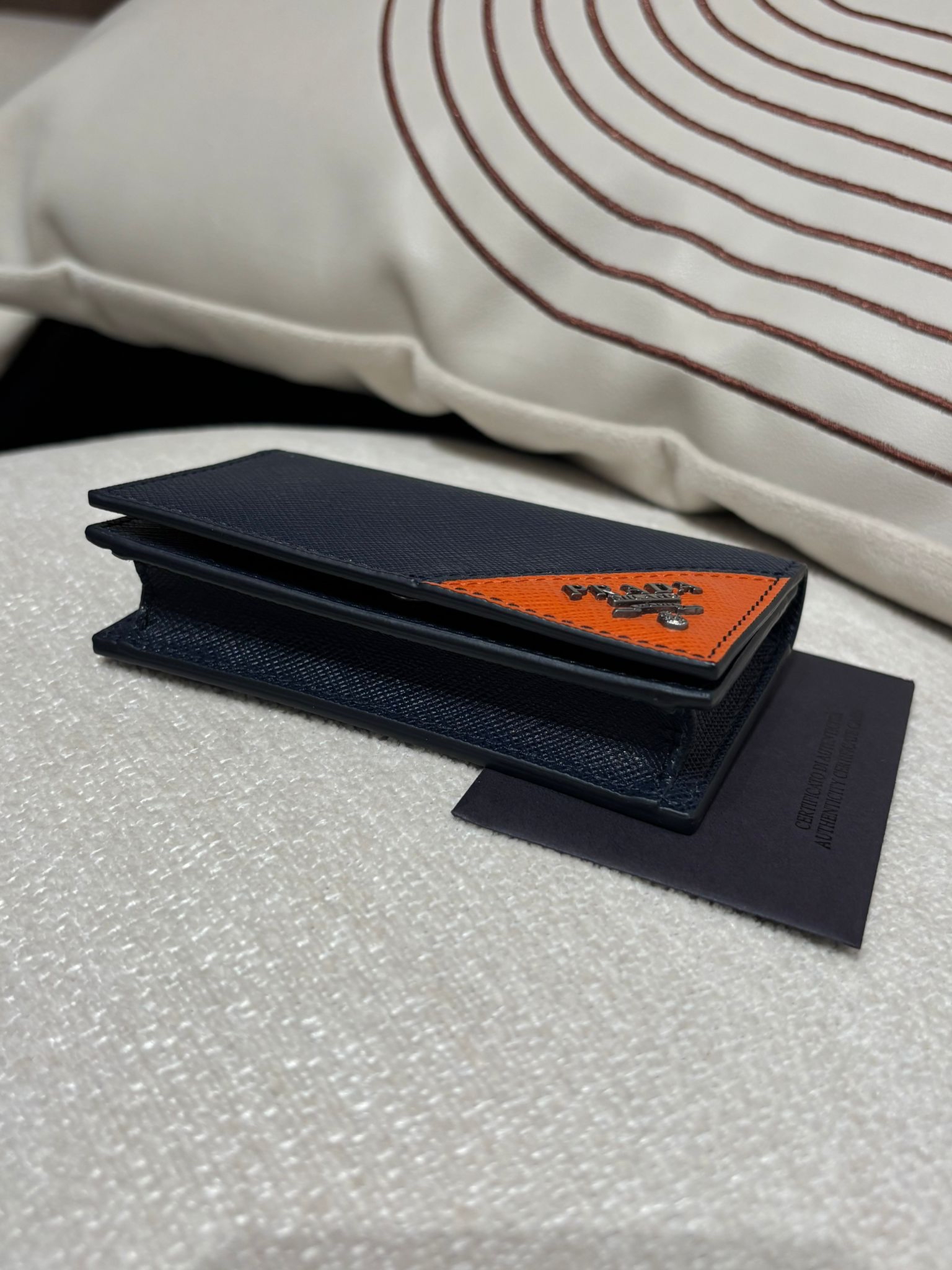 Prada card holder Calfskin,100%Authentic, 98%new tap ✅ certificate ✅ box