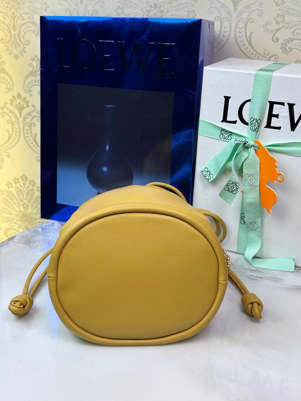 🎈链条款𝙁𝙡𝙖𝙢𝙚𝙣𝙘𝙤 𝙋𝙪𝙧𝙨𝙚水桶羊皮 ——【沙漠黄】 尺寸：𝟑𝟐-𝟏𝟕-𝟐𝟒𝐜𝐦 编码：062406 👉🏻延续福袋收缩绳褶皱设计，全新推出水桶造型，羊皮包身手感细腻柔软❤️ 👉🏻链条肩带➕皮肩带的双肩带设计，时尚百搭，给足了集美们多样化的选择。肩带可拆卸可调节，磁扣开合，正面烫金𝙇𝙤𝙜𝙤，呈现出高贵典雅的视觉感😍 👉🏻独家背景➕独家品质➕独家全套砖柜礼盒套装，市场高端品质皆在我手✌🏻