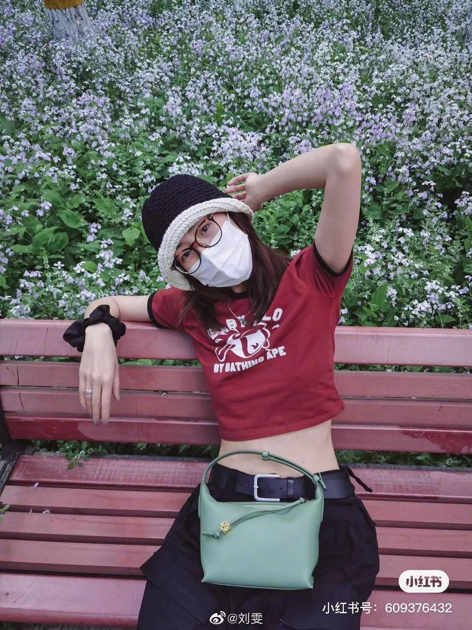 * 小号纳帕牛皮 𝐂𝐮𝐛𝐢 手袋👜 颜色：竹青绿 尺寸：21-17-13cm（中部最宽24cm） 编码：062207 Cubi手袋是一款宽敞的手拎肩包，带有牛皮革底座和柔软的包身。拉链头上的心形骰子五金🎲。肩背或手拿*可调节肩带*拉链封口，牛皮革拉链头*内部插袋*人字纹棉纺布内衬里*Anagram压纹