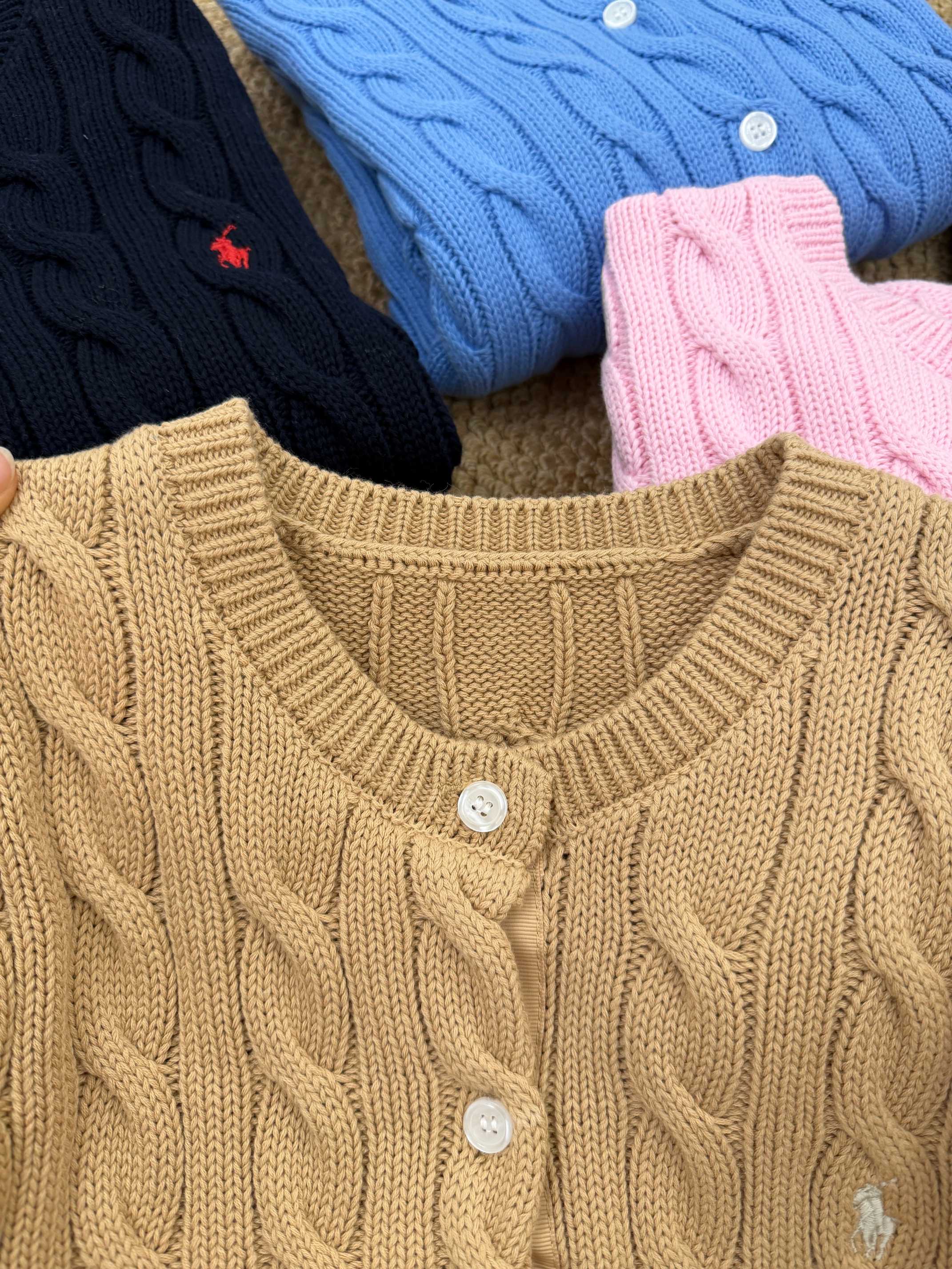 $188件。🔥 最新配色  口碑爆款‼️Ra 經典老錢風大麻花絞花針織開襟衫