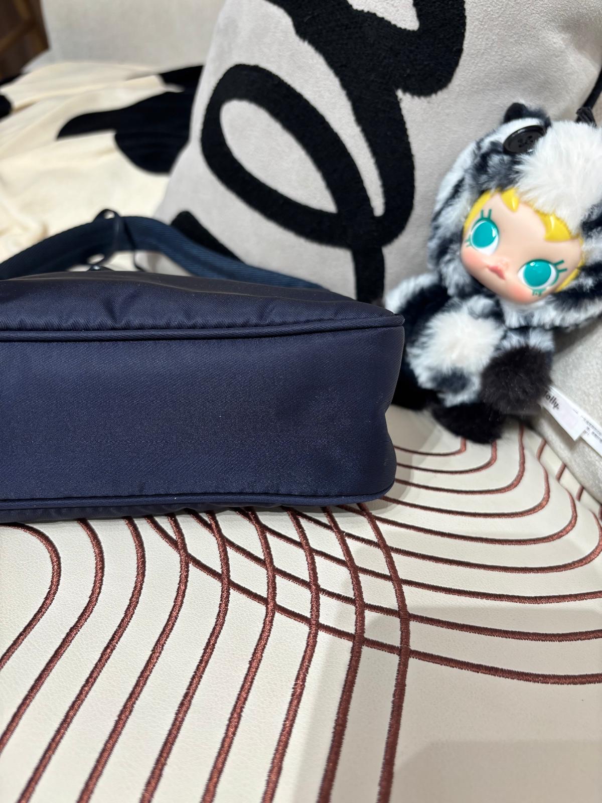 Prada re-edition 2000 re-Nylon Hobo Bag Navy 100%Authentic, 95%New