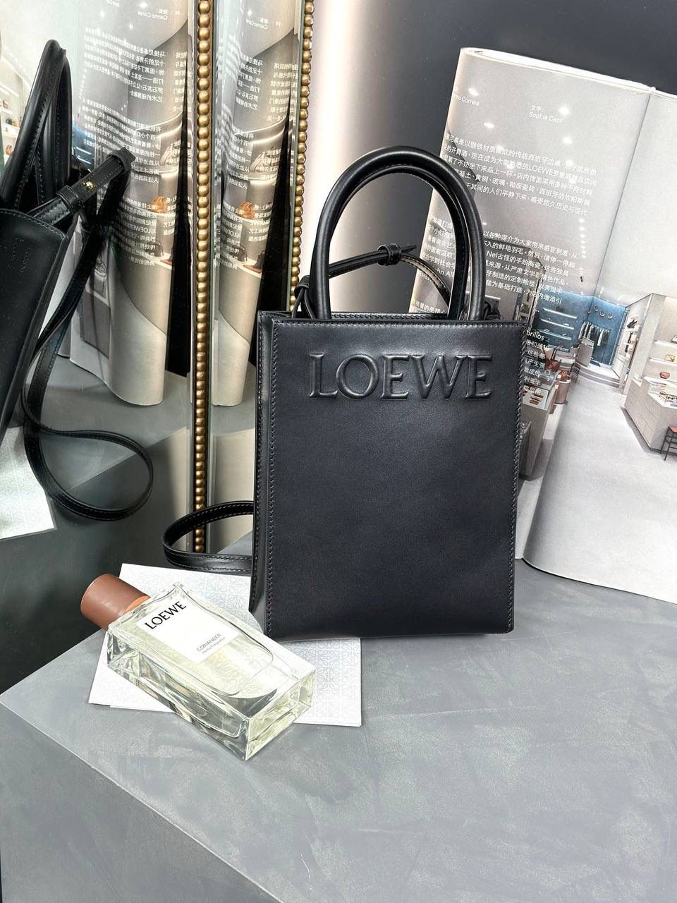 Standard A5 Tote手袋/黑色😍 小号尺寸:21-17-6cm 编码:652307 采用底部信封结构，可通过顶部提手或可拆卸肩带携带，油亮牛皮革制成，正面饰有徽章压纹，内衬人字纹棉纺布衬里。