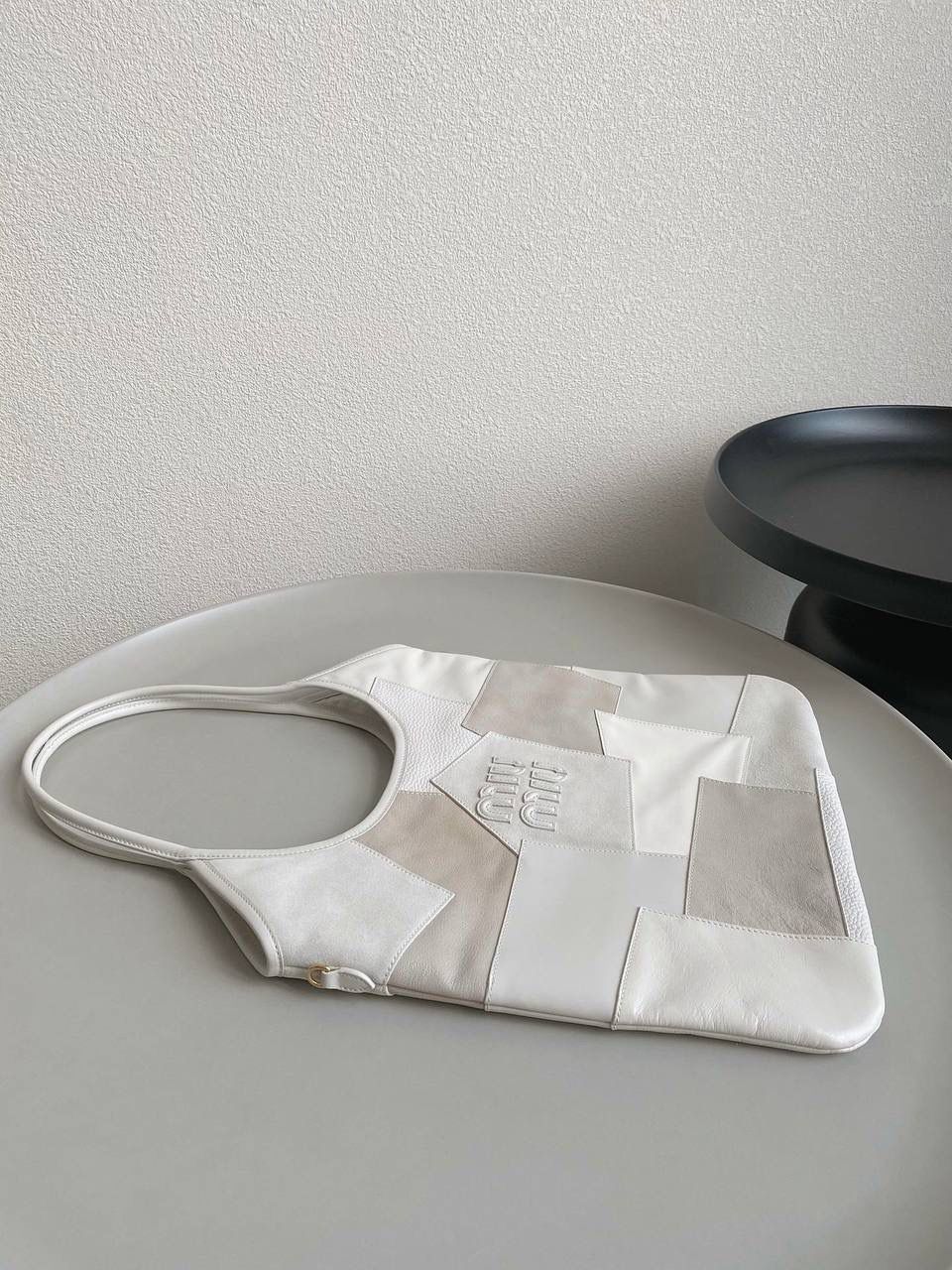 🈶拼接白 𝗠𝗶𝘂𝗠𝗶𝘂托特，大爆款 白色拼皮简直就是甜酷代名词！ 简约精致的设计真的好耐看 不同色系拼接有点流浪感又透着高级 色彩搭配温暖而富有层次，加上轻微的做旧 New vintage风的质感，很特别 整体造型非常慵懒惬意，保证了舒适性和实用性的同时还兼顾了美观性 时尚，非它莫属了！ 35×40cm #F0110m