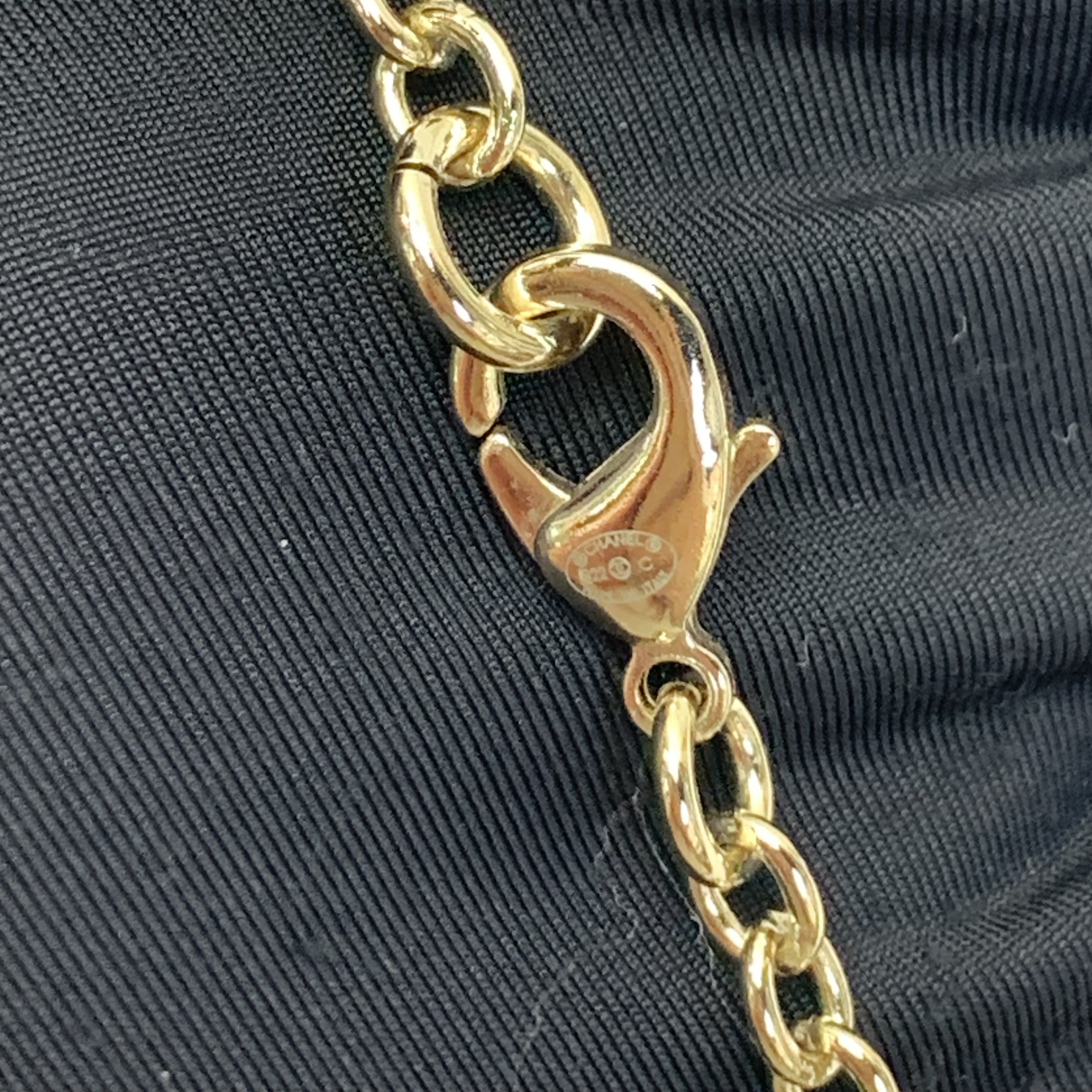Chanel 黑金獅子書頸鏈