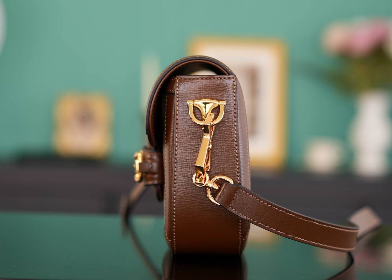 🥯Horsebit 1955系列迷你马鞍包 老花棕20cm 正品售价,500 独家原厂皮发售 限量级别 GG家1955马鞍包已经火爆到人手一支的节奏，超级大爆款！ 这次出了迷你尺寸配可拆卸双肩带，简直超哇塞 马衔扣标志性设计，焦糖棕原厂牛皮配上最受欢迎pvc元素，皮肩带布肩带任意更换~ 官方款号 658574 尺寸小号：20.5x14x5cm 大号：25x18x8cm