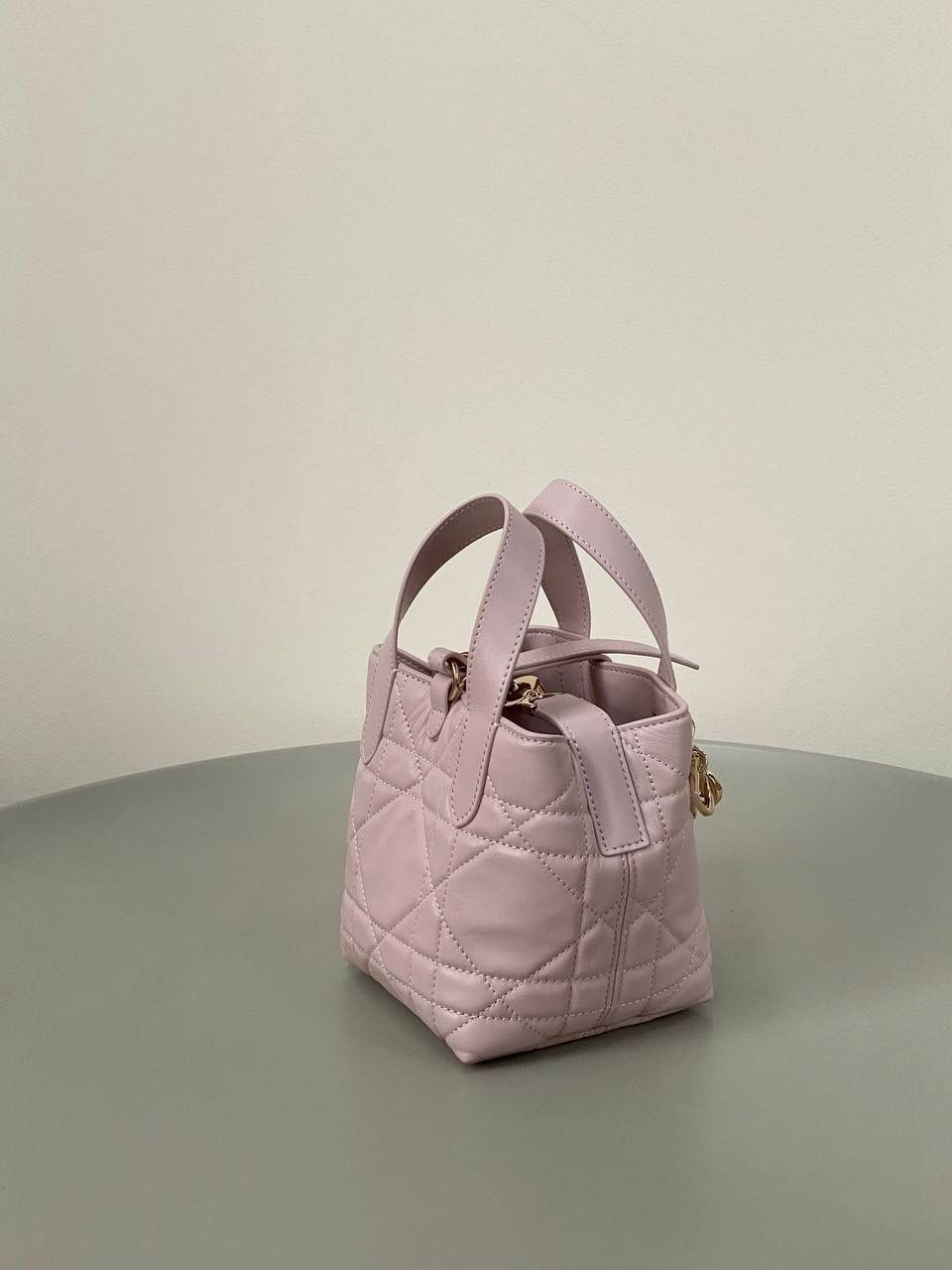 🈶粉色，迷你 𝗗𝗜𝗢𝗥 𝗧𝗼𝘂𝗷𝗼𝘂𝗿𝘀新版竖款 火爆全网toujours缩小版来啦！ 看到真的心动得不行～ 实物就是常规迷你水桶大小， 真的可爱死 别说，包虽小但容量还挺大的 日常用品都能轻松装上 肩带长度也刚刚好，不挑身高 反正就是太乖啦！夏日必备 😍 13×15×12cm #M1272m