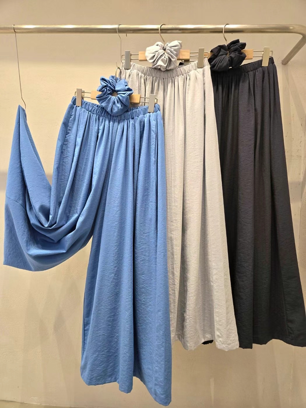 High-Waisted Flowing Skirt Pants with Matching Scrunchie ‖ 高腰垂感裙裤附同色发圈 KR047117102