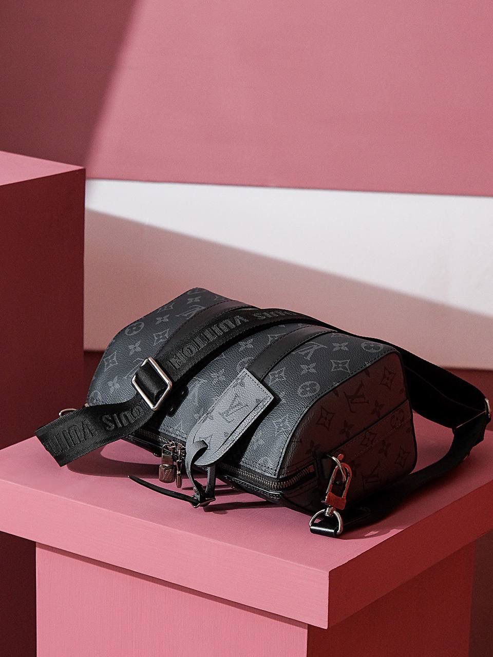 特级𝐊𝐞𝐞𝐩𝐚𝐥𝐥 𝐂𝐢𝐭𝐲👜✨ ▪️尺寸：27*17*13cm▪️ 𝕂𝕖𝕖𝕡𝕒𝕝𝕝系列一直是潮男们的最爱， 同时也是潮男们日常使用最高频率的包包🔥 尤其是黑老花色，低调又帅气十足， 男女皆可，凹造型神器！ 容纳量满足于日常使用，兼顾实用和美观，简直妥妥的无死角的设计，又酷又飒的颜值！