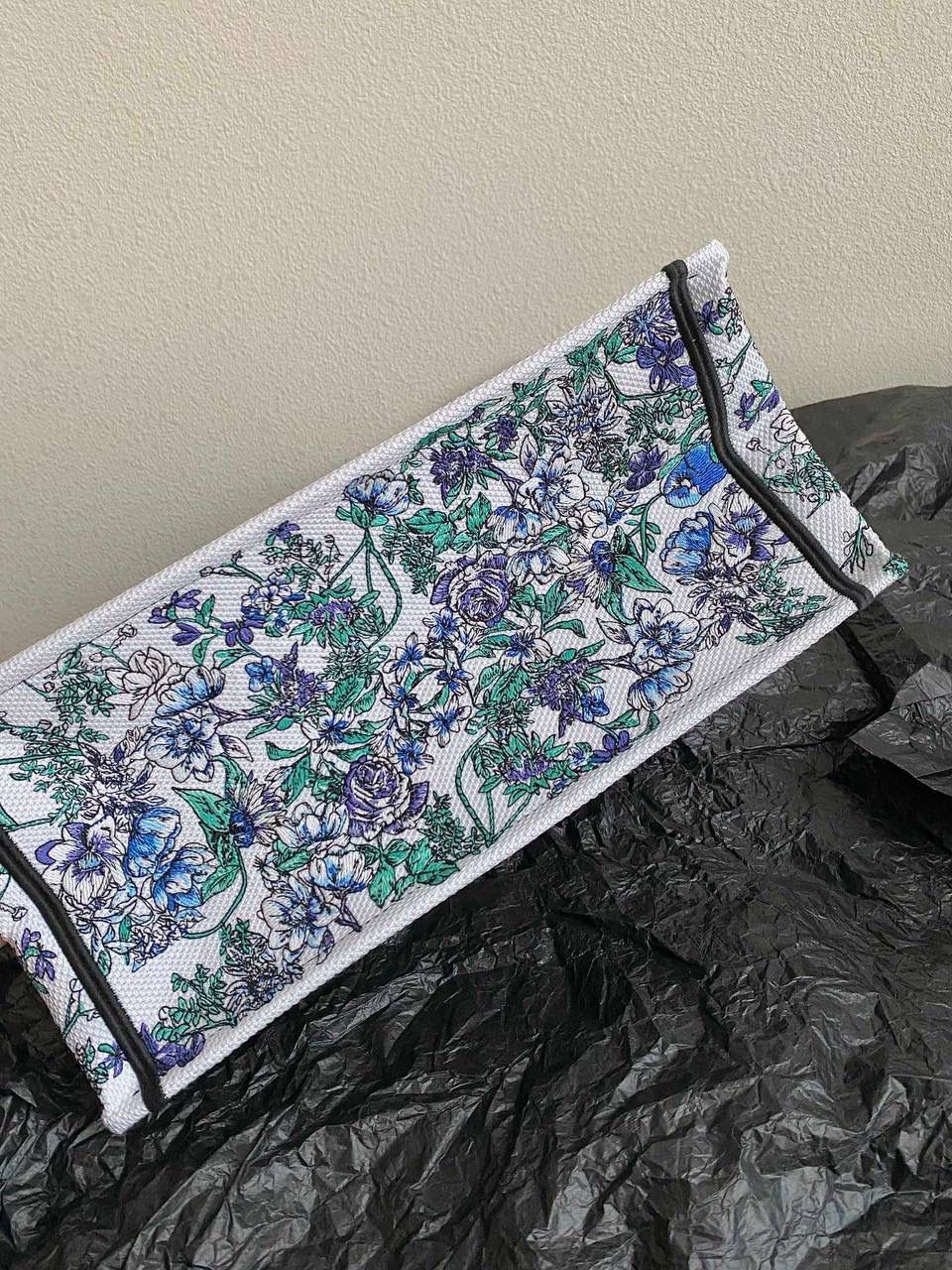 🈶蓝白花卉，中号 𝗖𝗗 𝗕𝗼𝗼𝗸 𝗧𝗼𝘁𝗲 23最新购物袋 白色底，蓝色与紫色映衬的花卉和绿叶 几分漫而梦幻的氛围气息，清新活力 给人一种愉悦，治愈，纯净美好的感觉🥰💕 温柔又自由的蓝，不急不躁的态度很微妙 拨动心弦的花卉世界，一定不要错过！😎 36×27×16cm