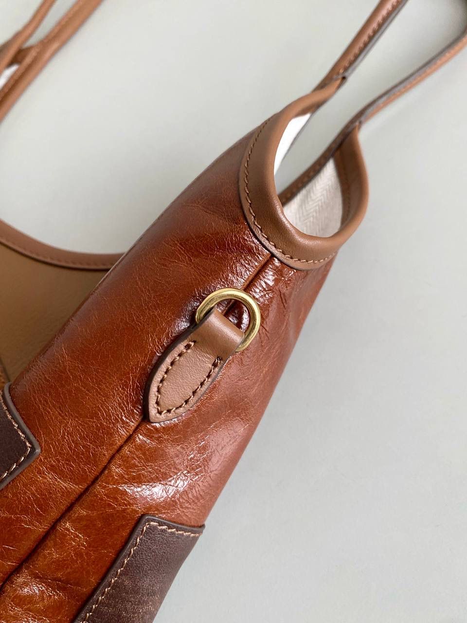 🈶拼接色 𝗠𝗶𝘂𝗠𝗶𝘂托特，大爆款 这只大火啊！超有腔调的一款 简约精致的设计真的好耐看 不同色系拼接有点流浪感又透着高级 色彩搭配温暖而富有层次 把美拉德复古风拿捏的很到位 整体造型非常慵懒惬意，保证了舒适性和实用性的同时还兼顾了美观性 时尚，非它莫属了！ 35×40cm #F0110m