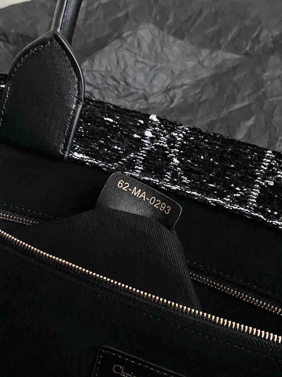 🈶粗花呢中号 𝗗𝗜𝗢𝗥 𝗯𝗼𝗼𝗸 𝘁𝗼𝘁𝗲24早春 去年12月入的原版开发面料 历经万苦反复调试好多遍，终于等到 工序繁琐多股线绣黑白粗花呢藤格纹理 真是一分钱一分货了，高成本低利润💰🥹 带着十分的诚意开发的这系列 那种低调高贵气质就很抓人，喜欢死了 我个人觉得比小香的花呢更年轻化 金色字母吊饰点缀恰到好处啊 也越来越多人爱背大包真正的无性别之分 可以背的大托特，简直不要太棒🤟🏻 36.5×28×17.5